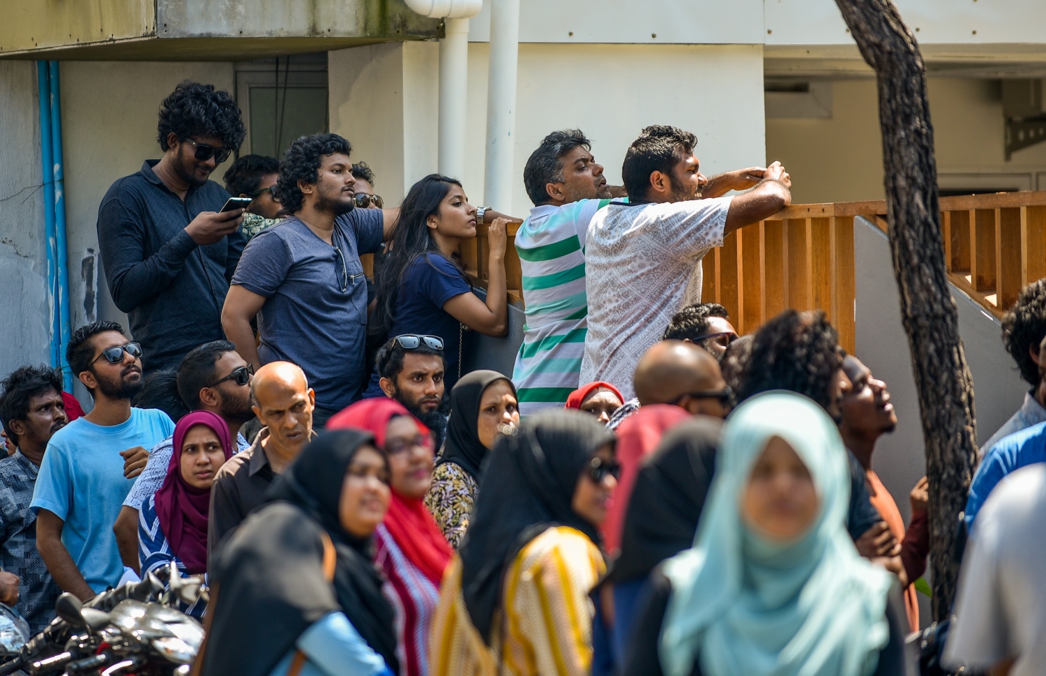 މާލެ: ނޮވެމްބަރު 17، 2018- "ހިޔާ މަޝްރޫއު" ދަށުން ފްލެޓް ލިބުނު މީހުން އެކަމުގެ ލިޔުން ހޯދަންހައުސިން މިނިސްޓްރީ ކައިރިއަށް އެއްވެފައި. ސަރުކާރު ބަދަލުވުމުގެ ކުރިން ލިޔުން ހަވާލުކުރާނެ ކަމަށް ބުނި ނަމަވެސް ވަގުތު ކުޑަތަންވި އިރު ވެސް އެތައް ސަތޭކަ ބަޔަކު ކިޔޫގައި، އެތައް އިރެއް ހޭދަކުރަން ޖެހުމުން އަންނަނީ ނުރުހުން ފާޅުކުރަމުން. ---ފޮޓޯ: އަހުމަދު ނިޝާތު/މިހާރު