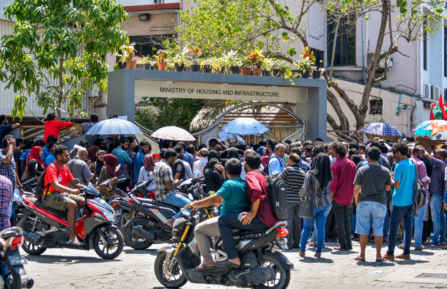 މާލެ: ނޮވެމްބަރު 17، 2018- "ހިޔާ މަޝްރޫއު" ދަށުން ފްލެޓް ލިބުނު މީހުން އެކަމުގެ ލިޔުން ހޯދަންހައުސިން މިނިސްޓްރީ ކައިރިއަށް އެއްވެފައި. ސަރުކާރު ބަދަލުވުމުގެ ކުރިން ލިޔުން ހަވާލުކުރާނެ ކަމަށް ބުނި ނަމަވެސް ވަގުތު ކުޑަތަންވި އިރު ވެސް އެތައް ސަތޭކަ ބަޔަކު ކިޔޫގައި، އެތައް އިރެއް ހޭދަކުރަން ޖެހުމުން އަންނަނީ ނުރުހުން ފާޅުކުރަމުން. ---ފޮޓޯ: އަހުމަދު ނިޝާތު/މިހާރު