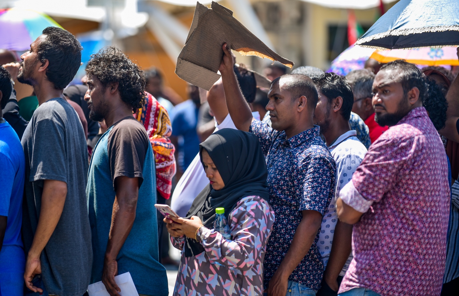 މާލެ: ނޮވެމްބަރު 17، 2018- "ހިޔާ މަޝްރޫއު" ދަށުން ފްލެޓް ލިބުނު މީހުން އެކަމުގެ ލިޔުން ހޯދަންހައުސިން މިނިސްޓްރީ ކައިރިއަށް އެއްވެފައި. ސަރުކާރު ބަދަލުވުމުގެ ކުރިން ލިޔުން ހަވާލުކުރާނެ ކަމަށް ބުނި ނަމަވެސް ވަގުތު ކުޑަތަންވި އިރު ވެސް އެތައް ސަތޭކަ ބަޔަކު ކިޔޫގައި، އެތައް އިރެއް ހޭދަކުރަން ޖެހުމުން އަންނަނީ ނުރުހުން ފާޅުކުރަމުން. ---ފޮޓޯ: އަހުމަދު ނިޝާތު/މިހާރު