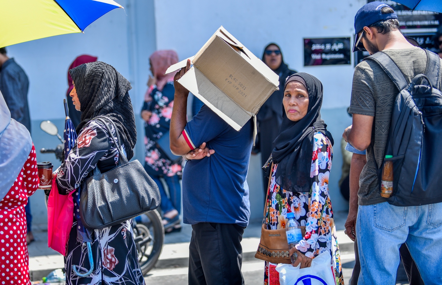 މާލެ: ނޮވެމްބަރު 17، 2018- "ހިޔާ މަޝްރޫއު" ދަށުން ފްލެޓް ލިބުނު މީހުން އެކަމުގެ ލިޔުން ހޯދަންހައުސިން މިނިސްޓްރީ ކައިރިއަށް އެއްވެފައި. ސަރުކާރު ބަދަލުވުމުގެ ކުރިން ލިޔުން ހަވާލުކުރާނެ ކަމަށް ބުނި ނަމަވެސް ވަގުތު ކުޑަތަންވި އިރު ވެސް އެތައް ސަތޭކަ ބަޔަކު ކިޔޫގައި، އެތައް އިރެއް ހޭދަކުރަން ޖެހުމުން އަންނަނީ ނުރުހުން ފާޅުކުރަމުން. ---ފޮޓޯ: އަހުމަދު ނިޝާތު/މިހާރު