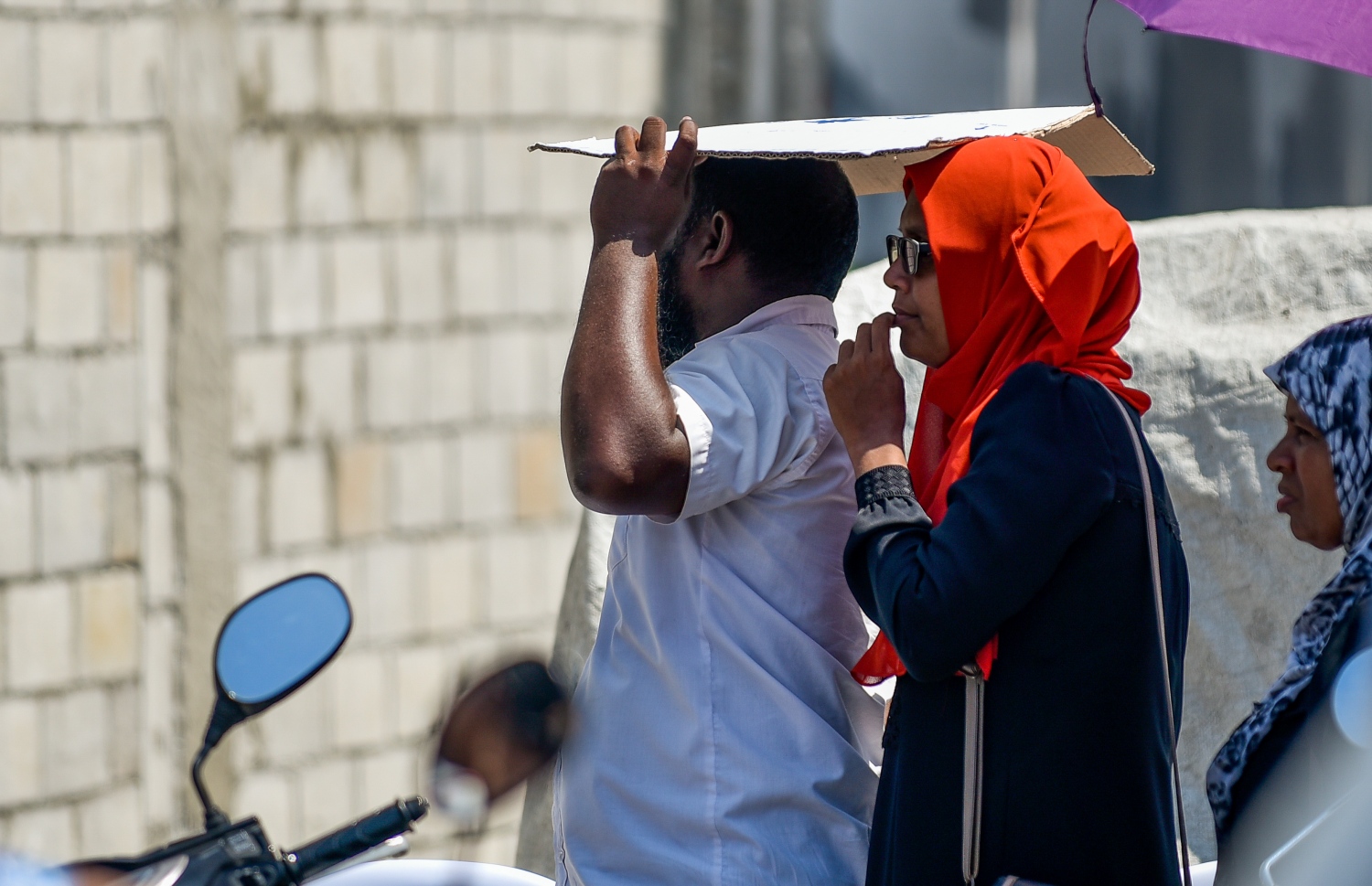 މާލެ: ނޮވެމްބަރު 17، 2018- "ހިޔާ މަޝްރޫއު" ދަށުން ފްލެޓް ލިބުނު މީހުން އެކަމުގެ ލިޔުން ހޯދަންހައުސިން މިނިސްޓްރީ ކައިރިއަށް އެއްވެފައި. ސަރުކާރު ބަދަލުވުމުގެ ކުރިން ލިޔުން ހަވާލުކުރާނެ ކަމަށް ބުނި ނަމަވެސް ވަގުތު ކުޑަތަންވި އިރު ވެސް އެތައް ސަތޭކަ ބަޔަކު ކިޔޫގައި، އެތައް އިރެއް ހޭދަކުރަން ޖެހުމުން އަންނަނީ ނުރުހުން ފާޅުކުރަމުން. ---ފޮޓޯ: އަހުމަދު ނިޝާތު/މިހާރު