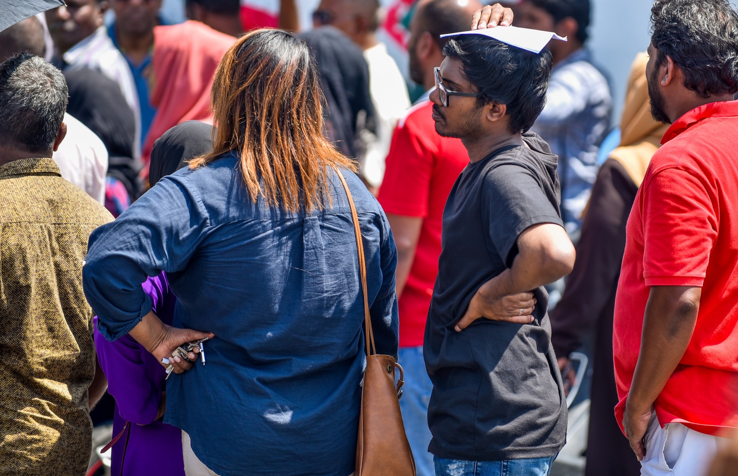 މާލެ: ނޮވެމްބަރު 17، 2018- "ހިޔާ މަޝްރޫއު" ދަށުން ފްލެޓް ލިބުނު މީހުން އެކަމުގެ ލިޔުން ހޯދަންހައުސިން މިނިސްޓްރީ ކައިރިއަށް އެއްވެފައި. ސަރުކާރު ބަދަލުވުމުގެ ކުރިން ލިޔުން ހަވާލުކުރާނެ ކަމަށް ބުނި ނަމަވެސް ވަގުތު ކުޑަތަންވި އިރު ވެސް އެތައް ސަތޭކަ ބަޔަކު ކިޔޫގައި، އެތައް އިރެއް ހޭދަކުރަން ޖެހުމުން އަންނަނީ ނުރުހުން ފާޅުކުރަމުން. ---ފޮޓޯ: އަހުމަދު ނިޝާތު/މިހާރު