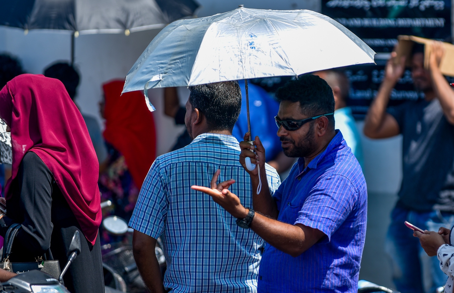 މާލެ: ނޮވެމްބަރު 17، 2018- "ހިޔާ މަޝްރޫއު" ދަށުން ފްލެޓް ލިބުނު މީހުން އެކަމުގެ ލިޔުން ހޯދަންހައުސިން މިނިސްޓްރީ ކައިރިއަށް އެއްވެފައި. ސަރުކާރު ބަދަލުވުމުގެ ކުރިން ލިޔުން ހަވާލުކުރާނެ ކަމަށް ބުނި ނަމަވެސް ވަގުތު ކުޑަތަންވި އިރު ވެސް އެތައް ސަތޭކަ ބަޔަކު ކިޔޫގައި، އެތައް އިރެއް ހޭދަކުރަން ޖެހުމުން އަންނަނީ ނުރުހުން ފާޅުކުރަމުން. ---ފޮޓޯ: އަހުމަދު ނިޝާތު/މިހާރު