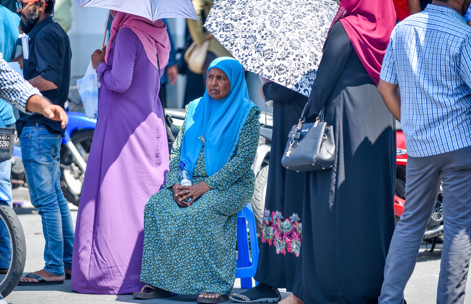 މާލެ: ނޮވެމްބަރު 17، 2018- "ހިޔާ މަޝްރޫއު" ދަށުން ފްލެޓް ލިބުނު މީހުން އެކަމުގެ ލިޔުން ހޯދަންހައުސިން މިނިސްޓްރީ ކައިރިއަށް އެއްވެފައި. ސަރުކާރު ބަދަލުވުމުގެ ކުރިން ލިޔުން ހަވާލުކުރާނެ ކަމަށް ބުނި ނަމަވެސް ވަގުތު ކުޑަތަންވި އިރު ވެސް އެތައް ސަތޭކަ ބަޔަކު ކިޔޫގައި، އެތައް އިރެއް ހޭދަކުރަން ޖެހުމުން އަންނަނީ ނުރުހުން ފާޅުކުރަމުން. ---ފޮޓޯ: އަހުމަދު ނިޝާތު/މިހާރު