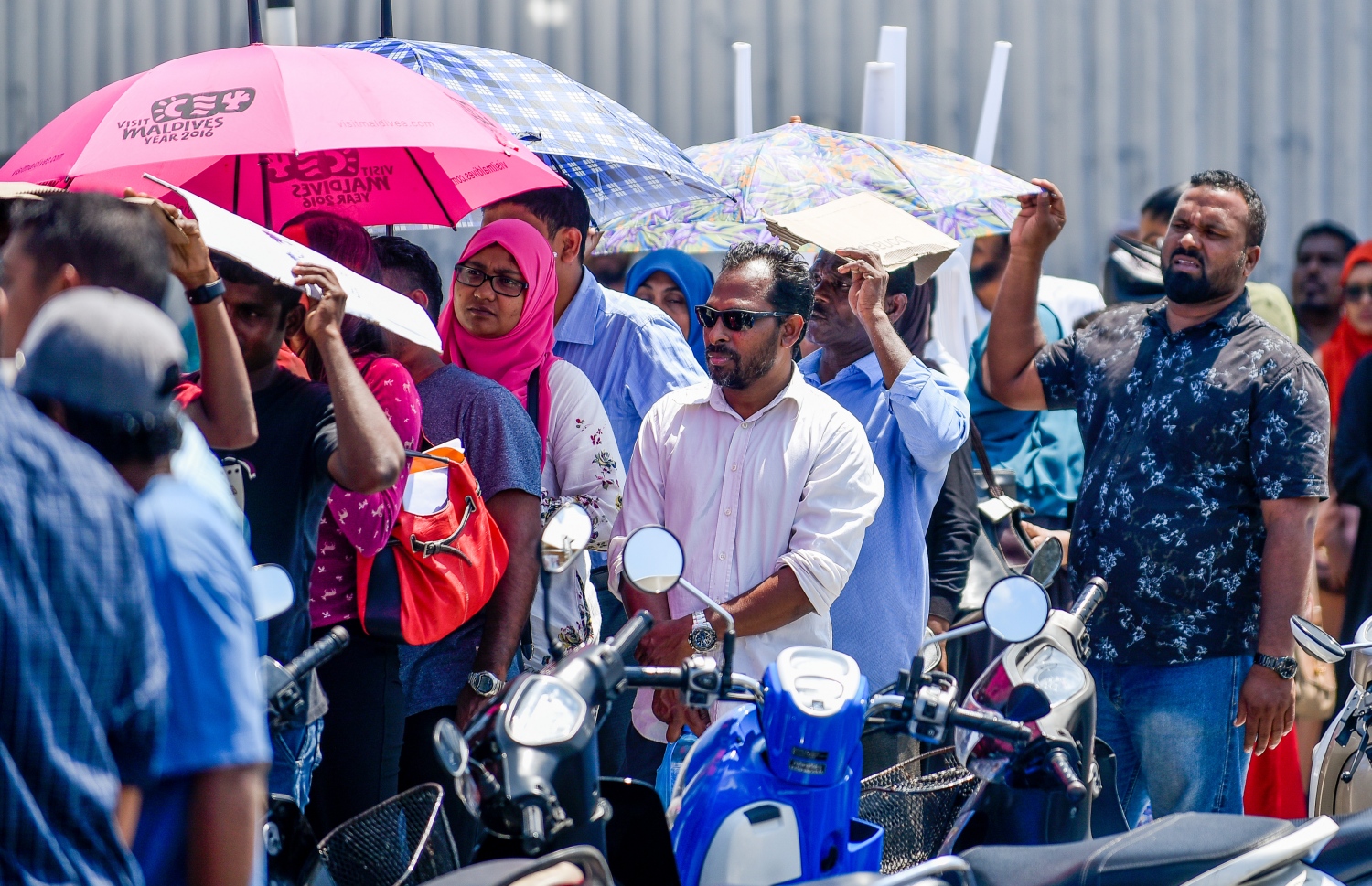 މާލެ: ނޮވެމްބަރު 17، 2018- "ހިޔާ މަޝްރޫއު" ދަށުން ފްލެޓް ލިބުނު މީހުން އެކަމުގެ ލިޔުން ހޯދަންހައުސިން މިނިސްޓްރީ ކައިރިއަށް އެއްވެފައި. ސަރުކާރު ބަދަލުވުމުގެ ކުރިން ލިޔުން ހަވާލުކުރާނެ ކަމަށް ބުނި ނަމަވެސް ވަގުތު ކުޑަތަންވި އިރު ވެސް އެތައް ސަތޭކަ ބަޔަކު ކިޔޫގައި، އެތައް އިރެއް ހޭދަކުރަން ޖެހުމުން އަންނަނީ ނުރުހުން ފާޅުކުރަމުން. ---ފޮޓޯ: އަހުމަދު ނިޝާތު/މިހާރު