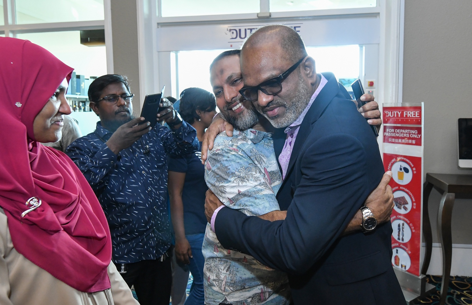 ނާޒިމް މިއަދު ރާއްޖެ ވަޑައިގަތުމުން، އަދާލަތު ޕާޓީގެ ރައީސް އިމްރާން މަރުހަބާ ދަންނަވަނީ.---ފޮޓޯ: ނިޝާން އަލީ/މިހާރު