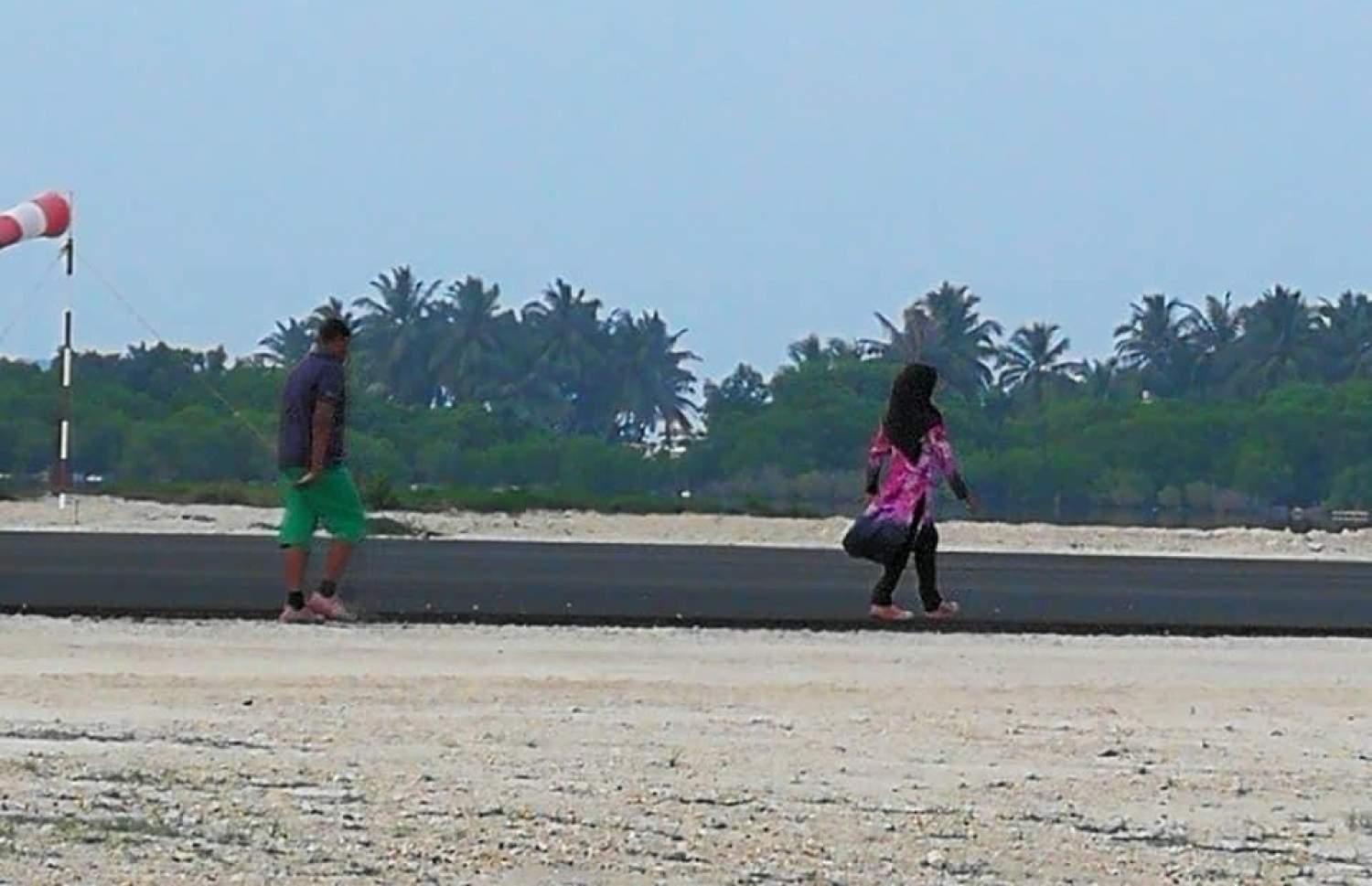 ކުޅުދުއްފުށީ އެއާޕޯޓް ރަންވޭގައި ބަޔަކު ހިނގަނީ: އެތަނަށް ވަނުން އޮންނަނީ މަނާކޮށްފައި -- ފޮޓޯ: ސޯޝަލް މީޑިއާ