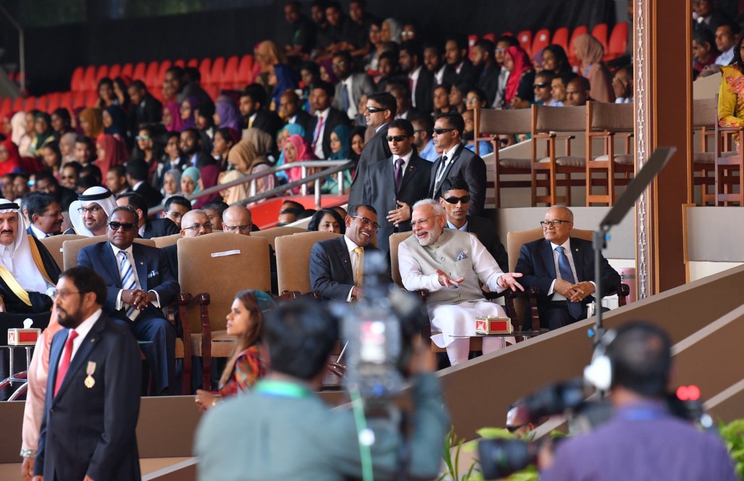 ރައީސް އިބްރާހިމް މުހައްމަދު ސޯލިހާއި ނައިބު ރައީސް ފައިސަލް ނަސީމް ހުވާ ކުރެއްވުމުގެ ރަސްމިއްޔާތުގައި އިންޑިއާގެ ބޮޑުވަޒީރު ނަރެންދުރަ މޯދީ އާއި ކުރީގެ ރައީސުން ބައިވެރިވެވަޑައިގަންނަވަނީ. --- ފޮޓޯ: ނިޝާން އަލީ/ މިހާރު