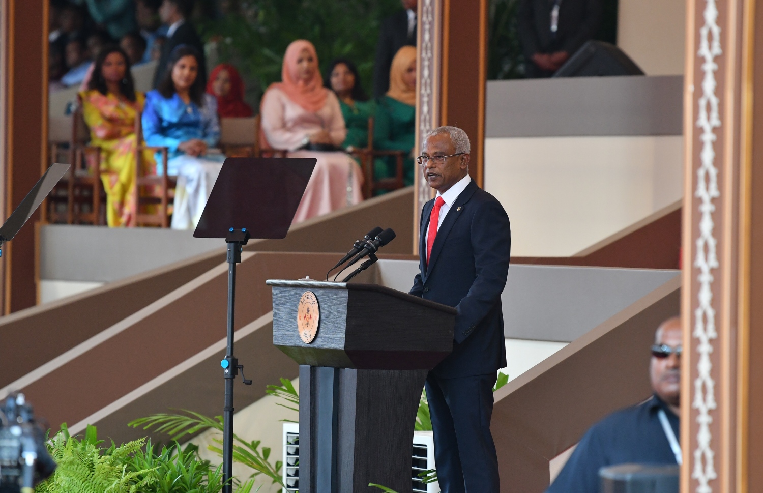 ރައީސް އިބްރާހިމް މުހައްމަދު ސޯލިހް ރާއްޖޭގެ ވެރިކަމުގެ ހުވާކުރެއްވުމުގެ ރަސްމިއްޔާތުގައި ރައީސް ކަމުގެ ހުވާ ކުރެއްވުމަށް ފަހު ވާހަކަ ދައްކަވަނީ.-- ނިޝާން އަލީ /މިހާރު