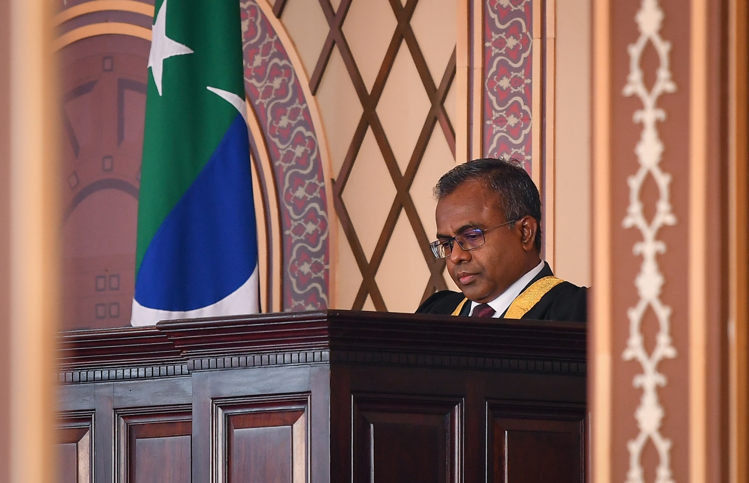 އުއްތަމަ ފަނޑިޔާރު ޑރ. އަހުމަދު އަބްދުﷲ ދީދީ، ރައީސް ހުވާކުރެއްވުމުގެ ދަރުބާރުގައި: އިލްމީ ހުނަރުވެރި ބަޔަކަށް ފަނޑިޔާރުން ހަދަން ޖެހޭ ކަމަށް ރައީސް ވަނީ ވިދާޅުވެފައި .-- ނިޝާން އަލީ /މިހާރު