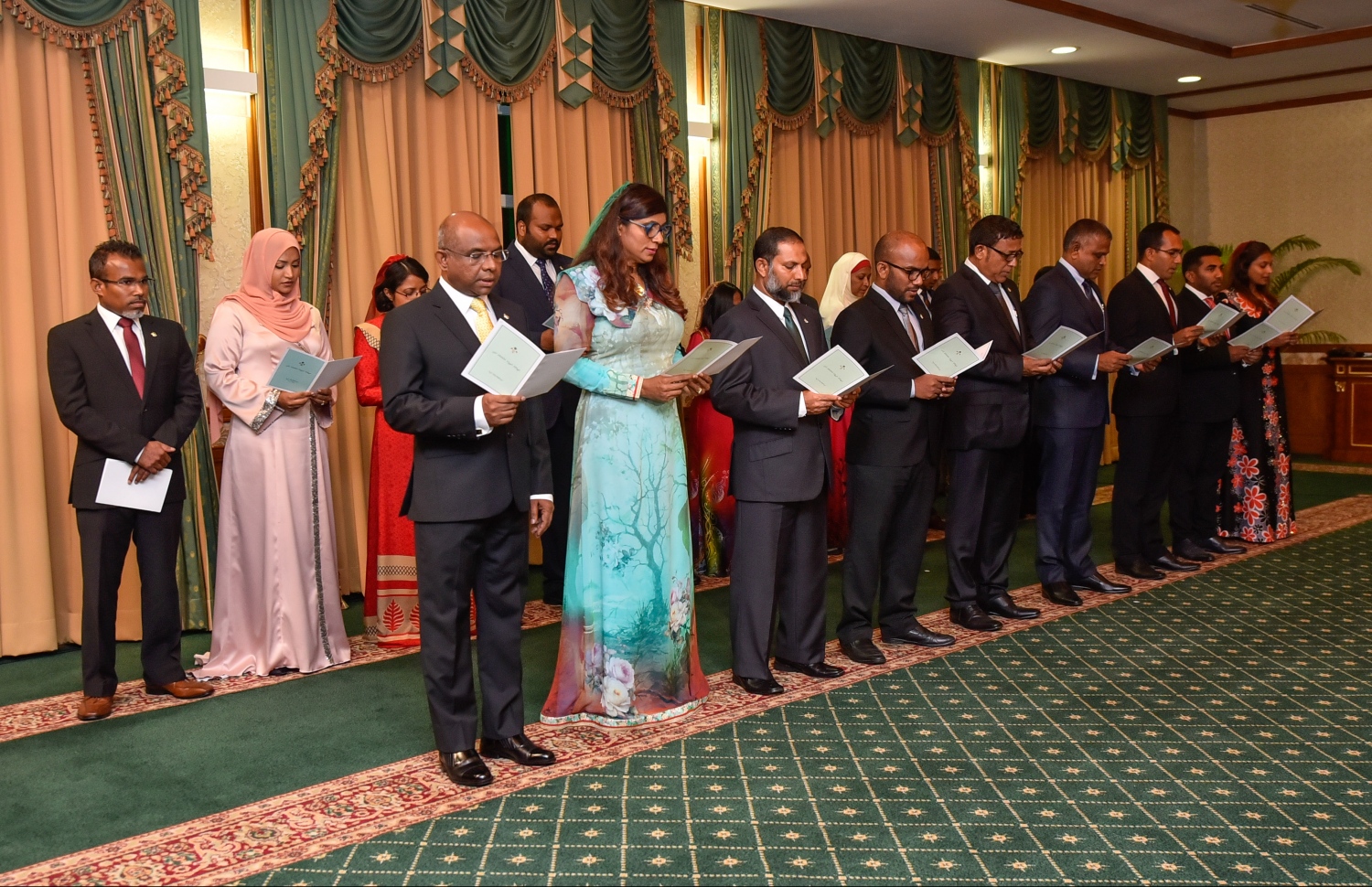 މާލެ: ނޮވެމްބަރު 17، 2018: އާ ސަރުކާރުގެ ކެބިނެޓް މިނިސްޓަރުން ހުވާކުރެއްވުމާއި، މިނިސްޓަރުންނަށް ރައީސް އިބްރާހިމް މުހައްމަދު ސޯލިހު މަގާމުގެ ލިޔުން ހަވާލުކުރެއްވުމުގެ ގޮތުން ރައީސް އޮފީހުގައި ބޭއްވި ރަސްމިއްޔާތުގައި، މިނިސްޓަރުން މަގާމުގެ ހުވާ ކުރައްވަނީ.--- ފޮޓޯ: ހުސައިން ވަހީދު/މިހާރު