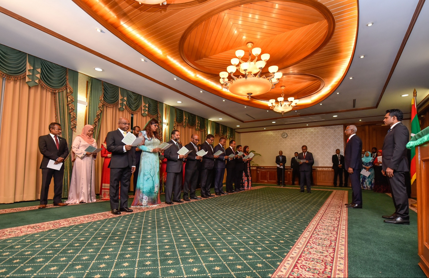 މާލެ: ނޮވެމްބަރު 17، 2018: އާ ސަރުކާރުގެ ކެބިނެޓް މިނިސްޓަރުން ހުވާކުރެއްވުމާއި، މިނިސްޓަރުންނަށް ރައީސް އިބްރާހިމް މުހައްމަދު ސޯލިހު މަގާމުގެ ލިޔުން ހަވާލުކުރެއްވުމުގެ ގޮތުން ރައީސް އޮފީހުގައި ބޭއްވި ރަސްމިއްޔާތުގައި، މިނިސްޓަރުން މަގާމުގެ ހުވާ ކުރައްވަނީ.--- ފޮޓޯ: ހުސައިން ވަހީދު/މިހާރު