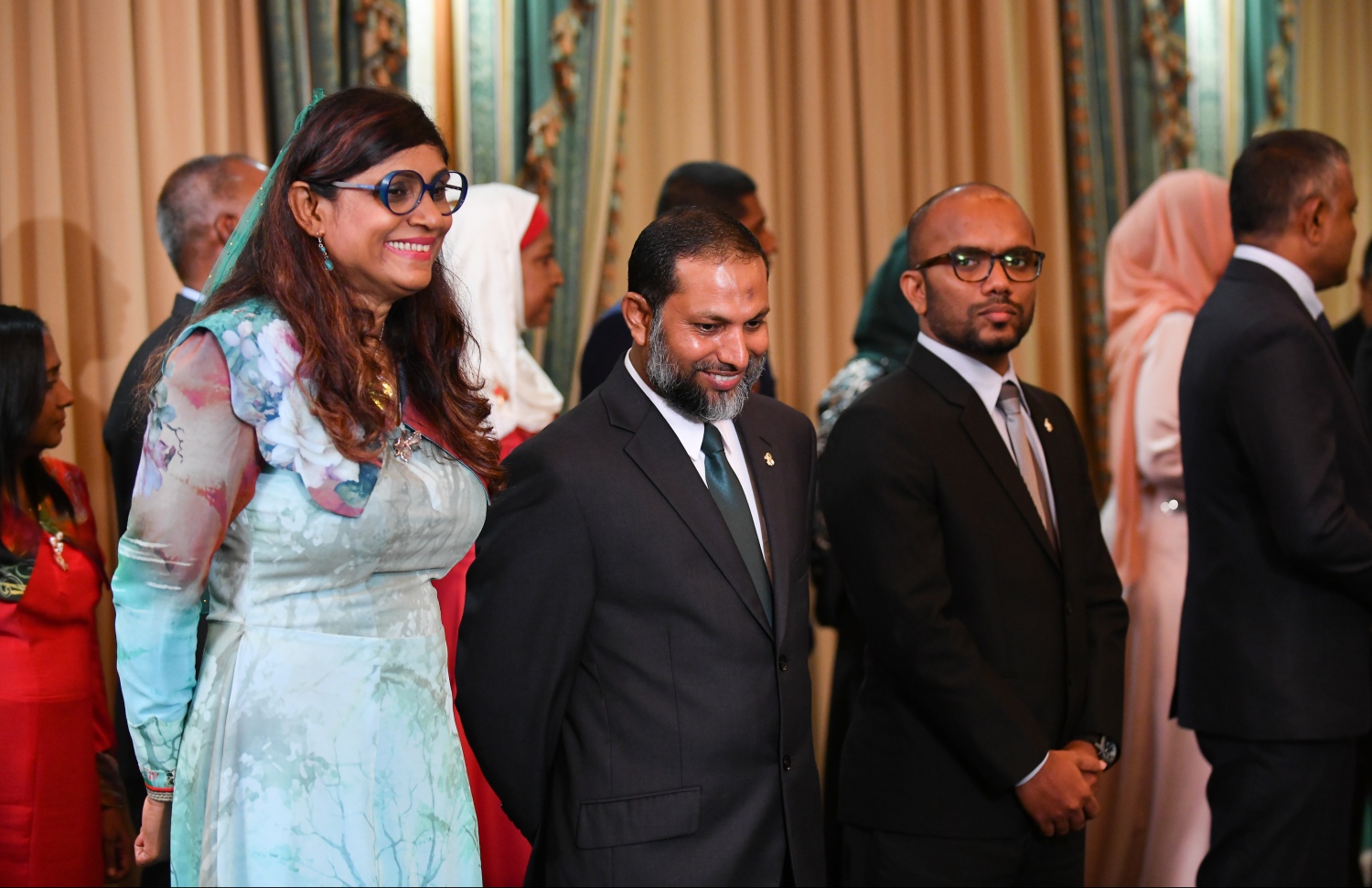 މާލެ: ނޮވެމްބަރު 17، 2018: އާ ސަރުކާރުގެ ކެބިނެޓް މިނިސްޓަރުން ހުވާކުރެއްވުމާއި، މިނިސްޓަރުންނަށް ރައީސް އިބްރާހިމް މުހައްމަދު ސޯލިހު މަގާމުގެ ލިޔުން ހަވާލުކުރެއްވުމުގެ ގޮތުން ރައީސް އޮފީހުގައި ބޭއްވި ރަސްމިއްޔާތުގައި، މިނިސްޓަރުކަމުގެ މަގާމުގެ ހުވާކުރައްވާ ބައެއް މިނިސްޓަރުން ބައިވެރިވެވަޑައިގަންނަވަނީ.--- ފޮޓޯ: ހުސައިން ވަހީދު/މިހާރު