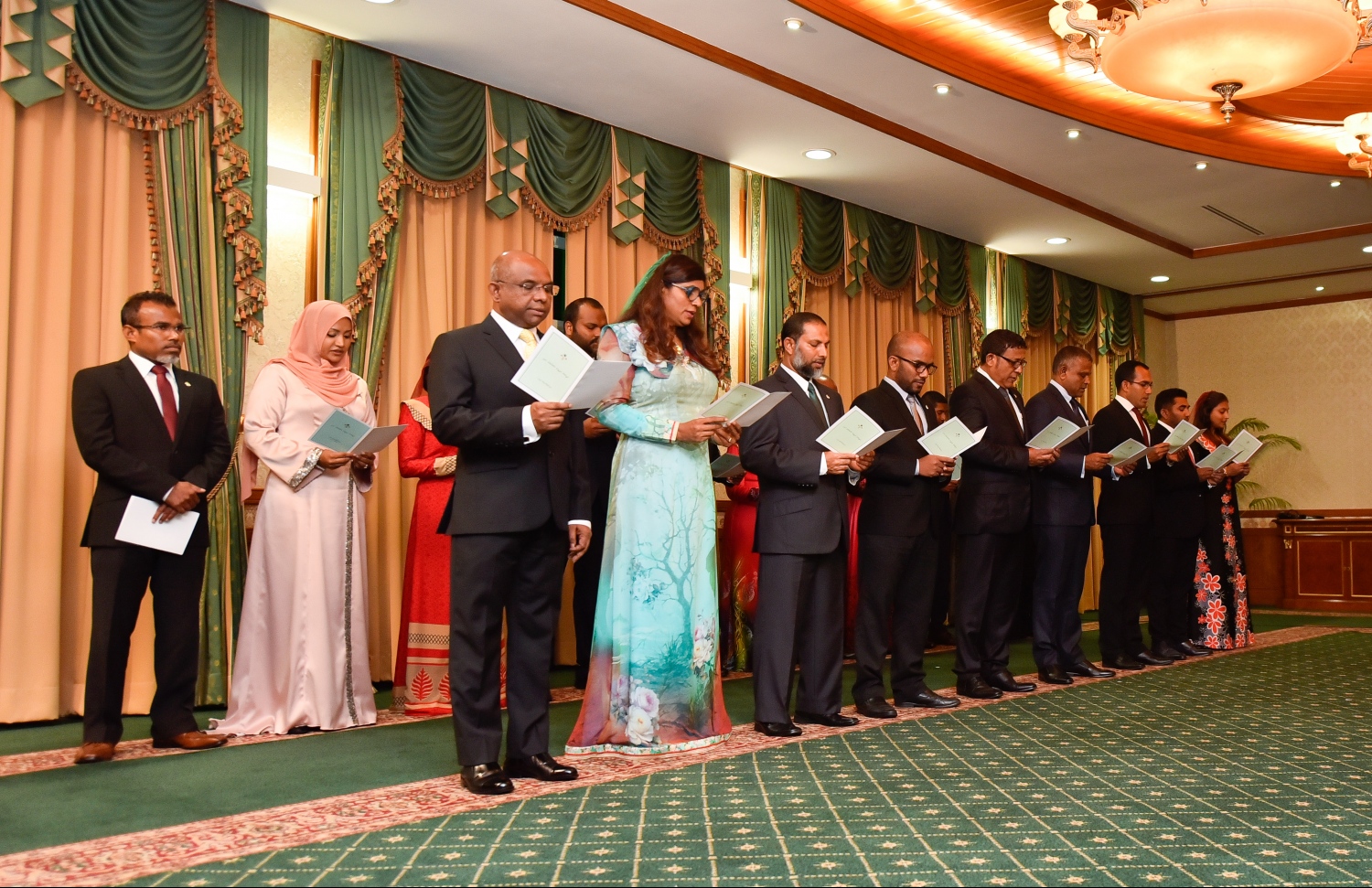 މާލެ: ނޮވެމްބަރު 17، 2018: އާ ސަރުކާރުގެ ކެބިނެޓް މިނިސްޓަރުން ހުވާކުރެއްވުމާއި، މިނިސްޓަރުންނަށް ރައީސް އިބްރާހިމް މުހައްމަދު ސޯލިހު މަގާމުގެ ލިޔުން ހަވާލުކުރެއްވުމުގެ ގޮތުން ރައީސް އޮފީހުގައި ބޭއްވި ރަސްމިއްޔާތުގައި، މިނިސްޓަރުން މަގާމުގެ ހުވާ ކުރައްވަނީ.--- ފޮޓޯ: ހުސައިން ވަހީދު/މިހާރު