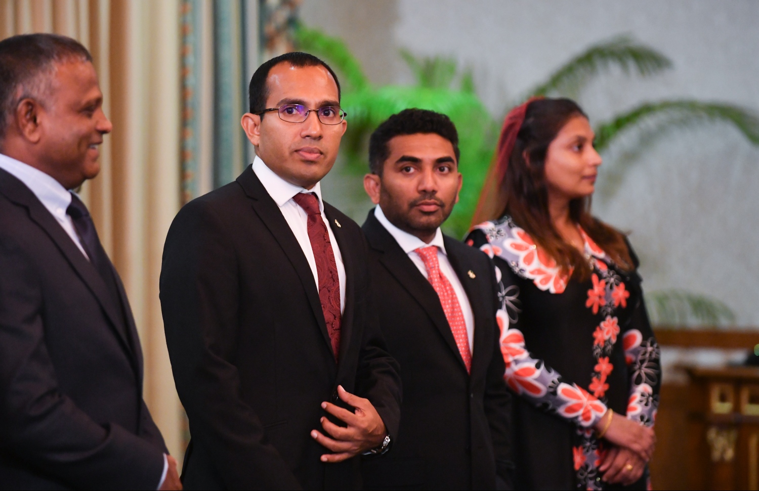 މާލެ: ނޮވެމްބަރު 17، 2018: އާ ސަރުކާރުގެ ކެބިނެޓް މިނިސްޓަރުން ހުވާކުރެއްވުމާއި، މިނިސްޓަރުންނަށް ރައީސް އިބްރާހިމް މުހައްމަދު ސޯލިހު މަގާމުގެ ލިޔުން ހަވާލުކުރެއްވުމުގެ ގޮތުން ރައީސް އޮފީހުގައި ބޭއްވި ރަސްމިއްޔާތުގައި، މިނިސްޓަރުކަމުގެ މަގާމުގެ ހުވާކުރައްވާ ބައެއް މިނިސްޓަރުން ބައިވެރިވެވަޑައިގަންނަވަނީ.--- ފޮޓޯ: ހުސައިން ވަހީދު/މިހާރު