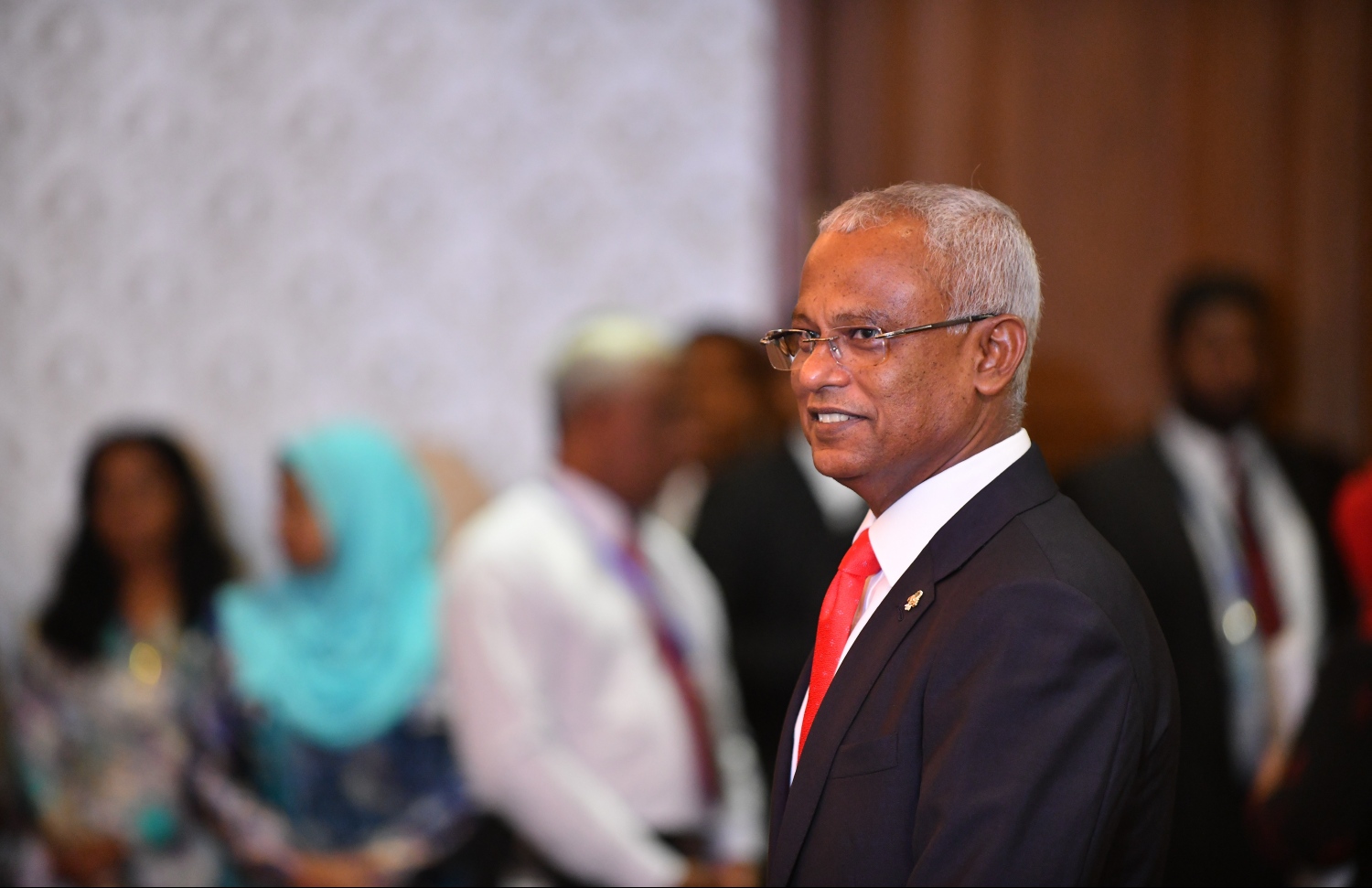 އާ ސަރުކާރުގެ ކެބިނެޓް މިނިސްޓަރުން ހުވާކުރެއްވުމާއި، މިނިސްޓަރުންނަށް ރައީސް އިބްރާހިމް މުހައްމަދު ސޯލިހު މަގާމުގެ ލިޔުން ހަވާލުކުރެއްވުމުގެ ގޮތުން ރައީސް އޮފީހުގައި ބޭއްވި ރަސްމިއްޔާތުގައި ރައީސް ބައިވެރިވެވަޑައިގަންނަވަނީ.--- ފޮޓޯ: ހުސައިން ވަހީދު/މިހާރު