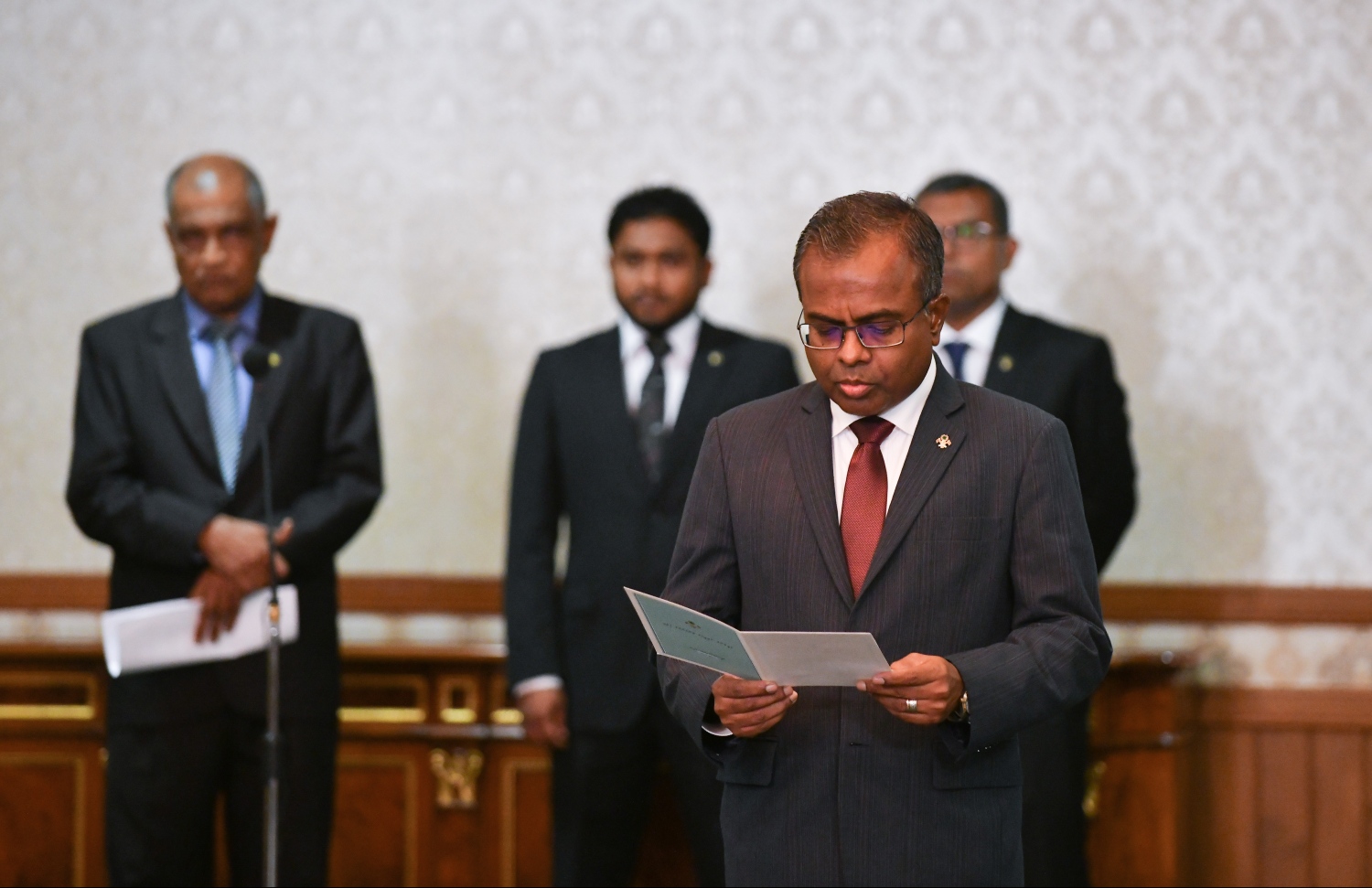 މާލެ: ނޮވެމްބަރު 17، 2018: އާ ސަރުކާރުގެ ކެބިނެޓް މިނިސްޓަރުން ހުވާކުރެއްވުމާއި، މިނިސްޓަރުންނަށް ރައީސް އިބްރާހިމް މުހައްމަދު ސޯލިހު މަގާމުގެ ލިޔުން ހަވާލުކުރެއްވުމުގެ ގޮތުން ރައީސް އޮފީހުގައި ބޭއްވި ރަސްމިއްޔާތުގައި، އުއްތަމަފަނޑިޔާރު ޑރ. އަހުމަދު އަބްދުﷲ ދީދީ މިނިސްޓަރުންނަށް މަގާމުގެ ހުވާ ލައިދެއްވަނީ.--- ފޮޓޯ: ހުސައިން ވަހީދު/މިހާރު