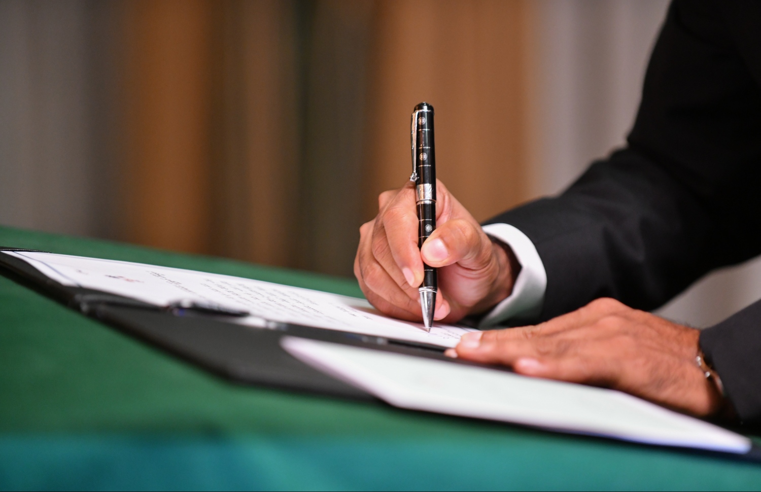 މާލެ: ނޮވެމްބަރު 17، 2018: އާ ސަރުކާރުގެ ކެބިނެޓް މިނިސްޓަރުން ހުވާކުރެއްވުމާއި، މިނިސްޓަރުންނަށް ރައީސް އިބްރާހިމް މުހައްމަދު ސޯލިހު މަގާމުގެ ލިޔުން ހަވާލުކުރެއްވުމުގެ ގޮތުން ރައީސް އޮފީހުގައި ބޭއްވި ރަސްމިއްޔާތުގައި މިނިސްޓަރަކު މަގާމުގެ ހުވާ ކުރައްވަނީ.--- ފޮޓޯ: ހުސައިން ވަހީދު/މިހާރު