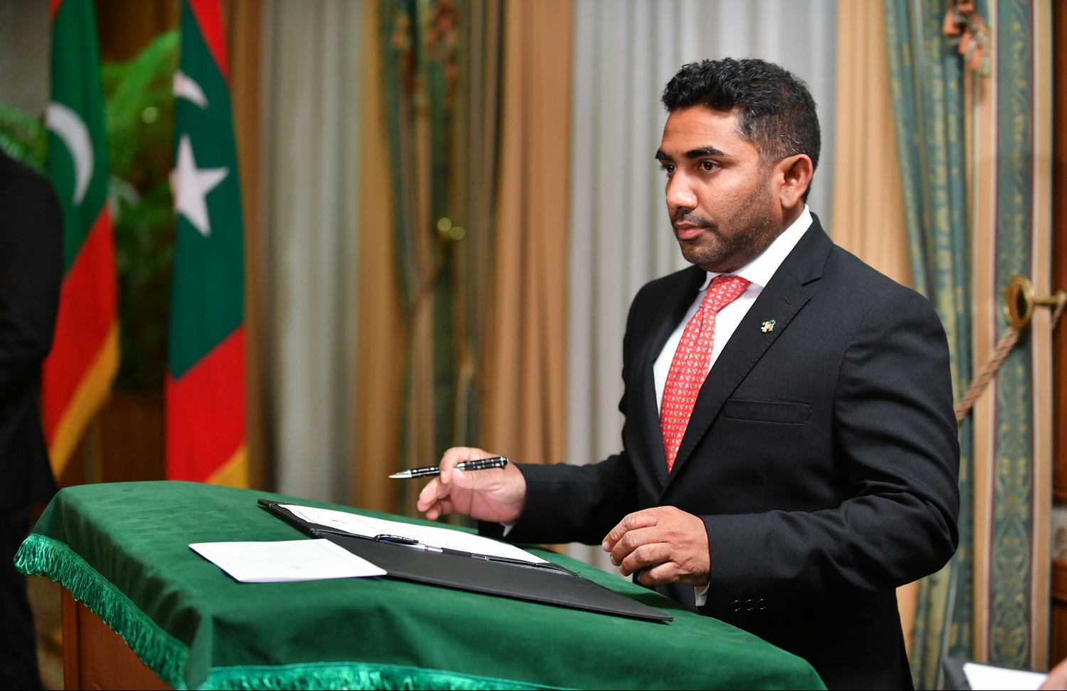 މާލެ: ނޮވެމްބަރު 17، 2018: އާ ސަރުކާރުގެ ކެބިނެޓް މިނިސްޓަރުން ހުވާކުރެއްވުމާއި، މިނިސްޓަރުންނަށް ރައީސް އިބްރާހިމް މުހައްމަދު ސޯލިހު މަގާމުގެ ލިޔުން ހަވާލުކުރެއްވުމުގެ ގޮތުން ރައީސް އޮފީހުގައި ބޭއްވި ރަސްމިއްޔާތުގައި، ހެލްތު މިނިސްޓަރުކަމުގެ މަގާމުގެ ހުވާކުރެއްވި އަބްދުﷲ އަމީން މަގާމުގެ ހުވާ ކުރައްވަނީ.--- ފޮޓޯ: ހުސައިން ވަހީދު/މިހާރު