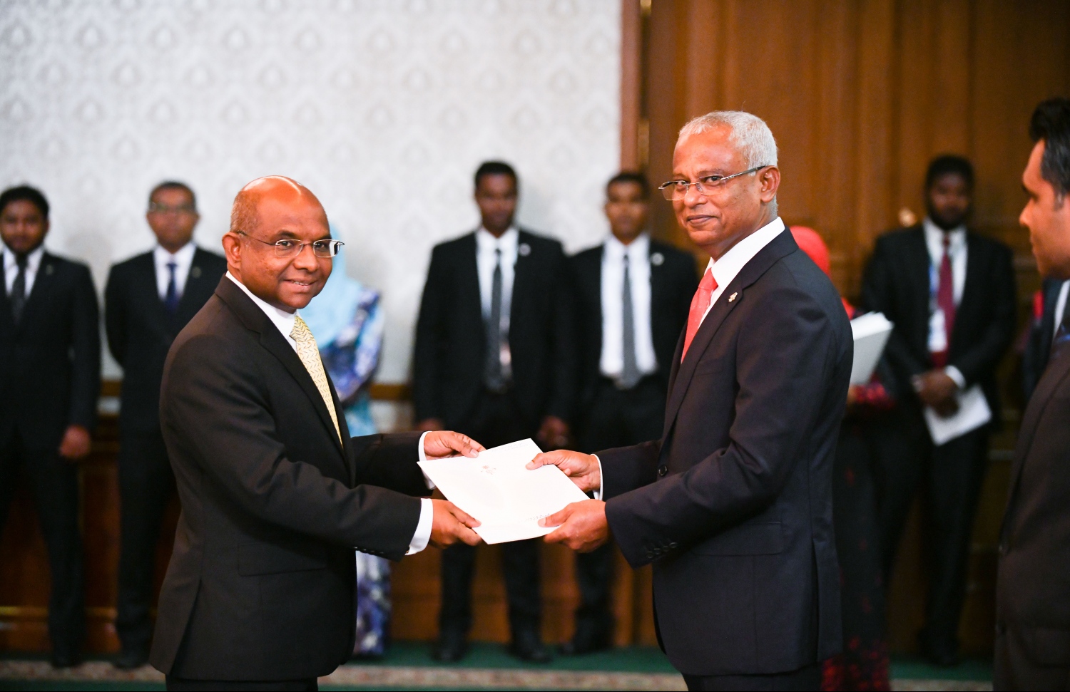 މާލެ: ނޮވެމްބަރު 17، 2018: އާ ސަރުކާރުގެ ކެބިނެޓް މިނިސްޓަރުން ހުވާކުރެއްވުމާއި، މިނިސްޓަރުންނަށް ރައީސް އިބްރާހިމް މުހައްމަދު ސޯލިހު މަގާމުގެ ލިޔުން ހަވާލުކުރެއްވުމުގެ ގޮތުން ރައީސް އޮފީހުގައި ބޭއްވި ރަސްމިއްޔާތުގައި، ފޮރިން އެފެއާޒް މިނިސްޓަރުކަމުގެ މަގާމުގެ ހުވާކުރެއްވި އަބްދުﷲ ޝާހިދަށް ރައީސް ލިޔުން ހަވާލުކުރައްވަނީ.--- ފޮޓޯ: ހުސައިން ވަހީދު/މިހާރު