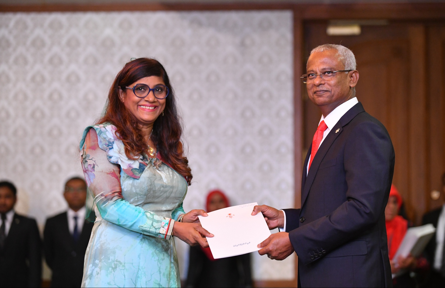 މާލެ: ނޮވެމްބަރު 17، 2018: އާ ސަރުކާރުގެ ކެބިނެޓް މިނިސްޓަރުން ހުވާކުރެއްވުމާއި، މިނިސްޓަރުންނަށް ރައީސް އިބްރާހިމް މުހައްމަދު ސޯލިހު މަގާމުގެ ލިޔުން ހަވާލުކުރެއްވުމުގެ ގޮތުން ރައީސް އޮފީހުގައި ބޭއްވި ރަސްމިއްޔާތުގައި، ޑިފެންސް މިނިސްޓަރުކަމުގެ މަގާމުގެ ހުވާކުރެއްވި މާރިޔާ އަހުމަދު ދީދީއަށް ރައީސް ލިޔުން ހަވާލުކުރައްވަނީ.--- ފޮޓޯ: ހުސައިން ވަހީދު/މިހާރު