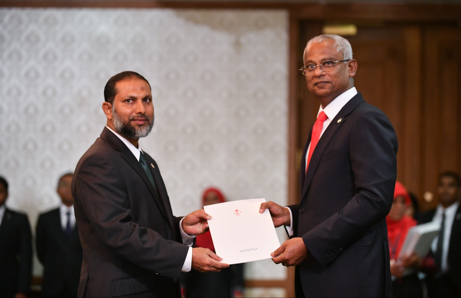 މާލެ: ނޮވެމްބަރު 17، 2018: އާ ސަރުކާރުގެ ކެބިނެޓް މިނިސްޓަރުން ހުވާކުރެއްވުމާއި، މިނިސްޓަރުންނަށް ރައީސް އިބްރާހިމް މުހައްމަދު ސޯލިހު މަގާމުގެ ލިޔުން ހަވާލުކުރެއްވުމުގެ ގޮތުން ރައީސް އޮފީހުގައި ބޭއްވި ރަސްމިއްޔާތުގައި، ހޯމް އެފެއާޒް މިނިސްޓަރުކަމުގެ މަގާމުގެ ހުވާކުރެއްވި އިމްރާން އަބްދުﷲއަަށް ރައީސް ލިޔުން ހަވާލުކުރައްވަނީ.--- ފޮޓޯ: ހުސައިން ވަހީދު/މިހާރު