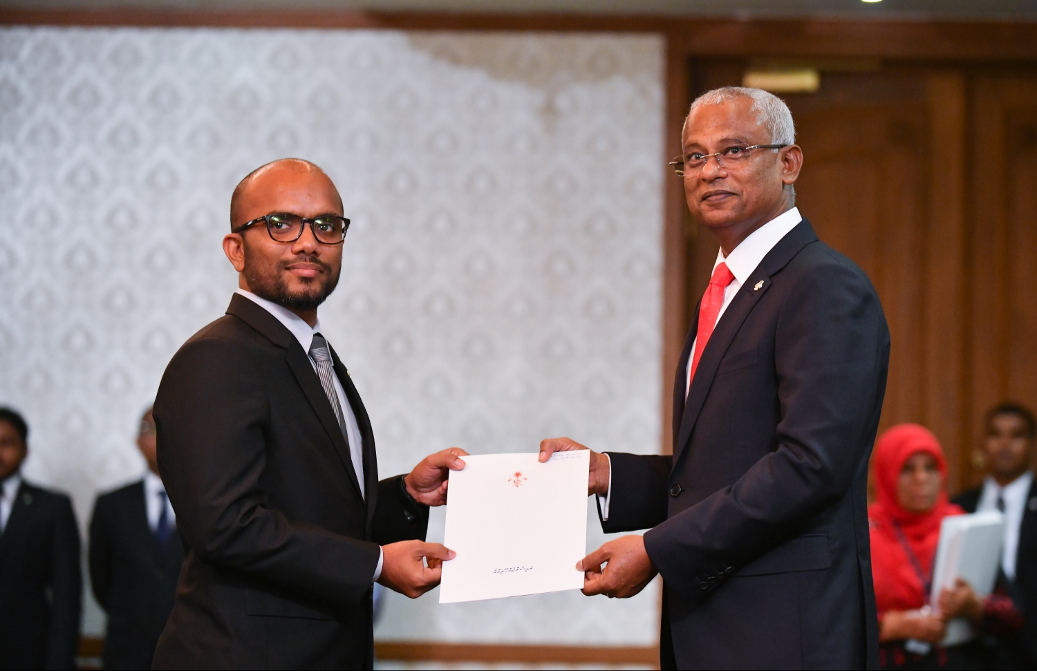 މާލެ: ނޮވެމްބަރު 17، 2018: އާ ސަރުކާރުގެ ކެބިނެޓް މިނިސްޓަރުން ހުވާކުރެއްވުމާއި، މިނިސްޓަރުންނަށް ރައީސް އިބްރާހިމް މުހައްމަދު ސޯލިހު މަގާމުގެ ލިޔުން ހަވާލުކުރެއްވުމުގެ ގޮތުން ރައީސް އޮފީހުގައި ބޭއްވި ރަސްމިއްޔާތުގައި، ފިނޭންސް މިނިސްޓަރުކަމުގެ މަގާމުގެ ހުވާކުރެއްވި އިބްރާހިމް އަމީރަށް ރައީސް ލިޔުން ހަވާލުކުރައްވަނީ.--- ފޮޓޯ: ހުސައިން ވަހީދު/މިހާރު