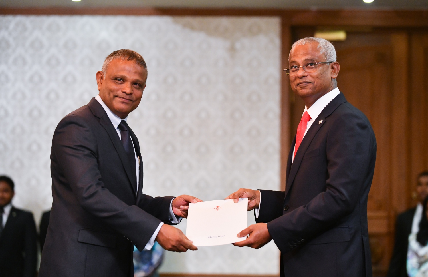 މާލެ: ނޮވެމްބަރު 17، 2018: އާ ސަރުކާރުގެ ކެބިނެޓް މިނިސްޓަރުން ހުވާކުރެއްވުމާއި، މިނިސްޓަރުންނަށް ރައީސް އިބްރާހިމް މުހައްމަދު ސޯލިހު މަގާމުގެ ލިޔުން ހަވާލުކުރެއްވުމުގެ ގޮތުން ރައީސް އޮފީހުގައި ބޭއްވި ރަސްމިއްޔާތުގައި، ހަޔާ އެޑިއުކޭޝަން މިނިސްޓަރުކަމުގެ މަގާމުގެ ހުވާކުރެއްވި ޑރ. އިބްރާހިމް ހަސަނަށް ރައީސް ލިޔުން ހަވާލުކުރައްވަނީ.--- ފޮޓޯ: ހުސައިން ވަހީދު/މިހާރު