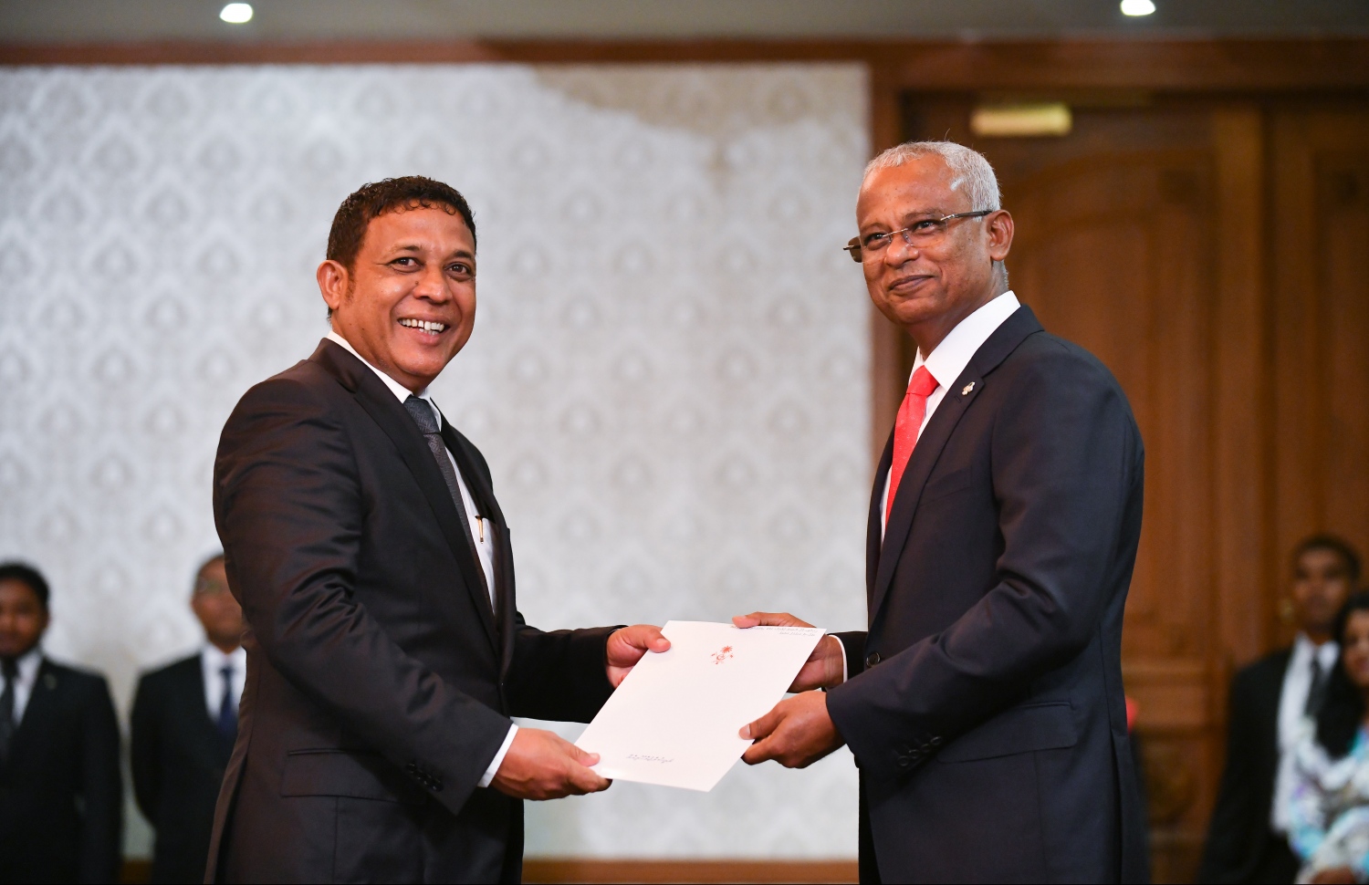 ޕްލޭނިން އެންޑް އިންފްރާސްޓްރަކްޗާ މިނިސްޓަރުކަމުގެ ލިއުން އަސްލަމްއާ، ރައީސް އިބްރާހިމް މުހައްމަދު ސޯލިހް ހަވާލުކުރައްވަނީ.--- ފޮޓޯ: ހުސައިން ވަހީދު/މިހާރު