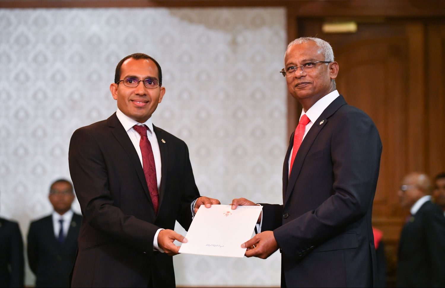 މިނިސްޓަރު ކަމުގެ ހުވާ ކުރެއްވުމަށް ފަހު މަލީހްއާ ރައީސް ލިއުން ހަވާލުކުރައްވަނީ. --- ފައިލް ފޮޓޯ: ހުސައިން ވަހީދު/މިހާރު