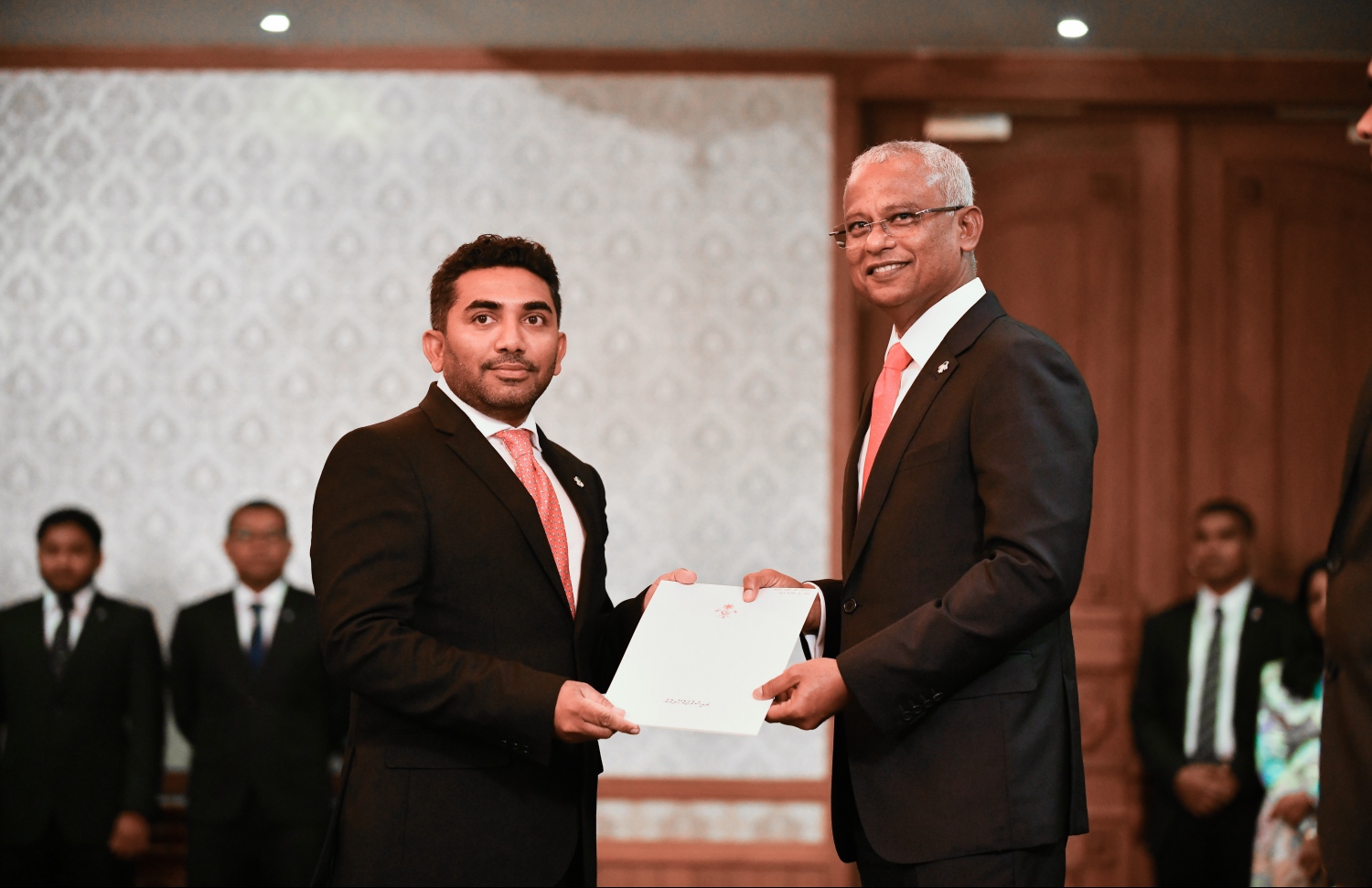 މާލެ: ނޮވެމްބަރު 17، 2018: އާ ސަރުކާރުގެ ކެބިނެޓް މިނިސްޓަރުން ހުވާކުރެއްވުމާއި، މިނިސްޓަރުންނަށް ރައީސް އިބްރާހިމް މުހައްމަދު ސޯލިހު މަގާމުގެ ލިޔުން ހަވާލުކުރެއްވުމުގެ ގޮތުން ރައީސް އޮފީހުގައި ބޭއްވި ރަސްމިއްޔާތުގައި، ހެލްތު މިނިސްޓަރުކަމުގެ މަގާމުގެ ހުވާކުރެއްވި އަބްދުﷲ އަމީނަށް ރައީސް ލިޔުން ހަވާލުކުރައްވަނީ.--- ފޮޓޯ: ހުސައިން ވަހީދު/މިހާރު