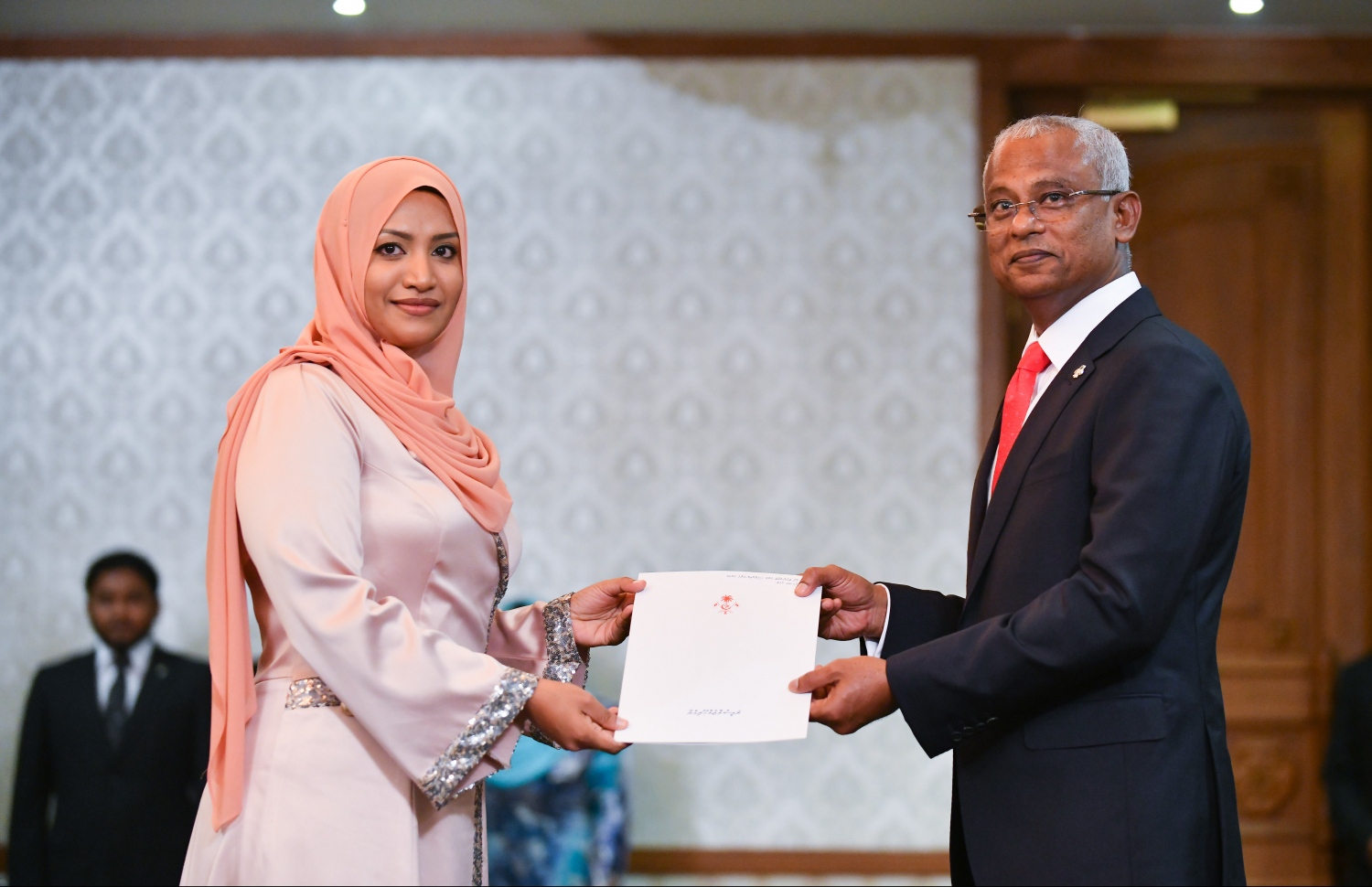 މާލެ: ނޮވެމްބަރު 17، 2018: އާ ސަރުކާރުގެ ކެބިނެޓް މިނިސްޓަރުން ހުވާކުރެއްވުމާއި، މިނިސްޓަރުންނަށް ރައީސް އިބްރާހިމް މުހައްމަދު ސޯލިހު މަގާމުގެ ލިޔުން ހަވާލުކުރެއްވުމުގެ ގޮތުން ރައީސް އޮފީހުގައި ބޭއްވި ރަސްމިއްޔާތުގައި، ޓްރާންސްޕޯޓް މިނިސްޓަރުކަމުގެ މަގާމުގެ ހުވާކުރެއްވި އައިޝަތު ނަހުލާއަށް ރައީސް ލިޔުން ހަވާލުކުރައްވަނީ.--- ފޮޓޯ: ހުސައިން ވަހީދު/މިހާރު