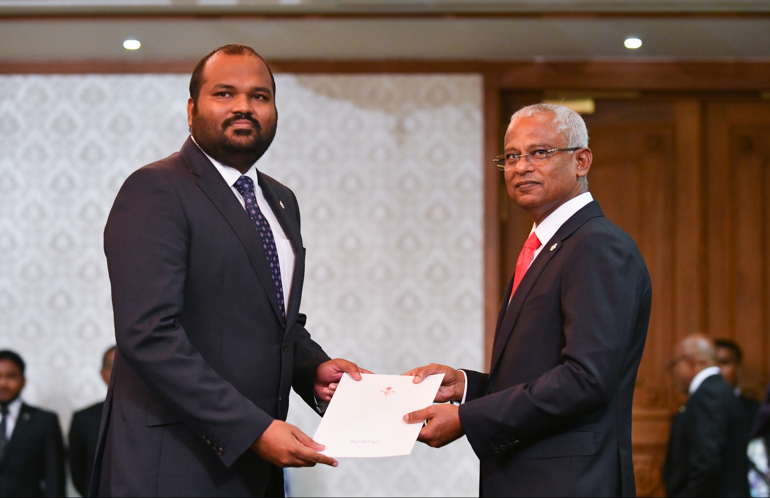 މާލެ: ނޮވެމްބަރު 17، 2018: އާ ސަރުކާރުގެ ކެބިނެޓް މިނިސްޓަރުން ހުވާކުރެއްވުމާއި، މިނިސްޓަރުންނަށް ރައީސް އިބްރާހިމް މުހައްމަދު ސޯލިހު މަގާމުގެ ލިޔުން ހަވާލުކުރެއްވުމުގެ ގޮތުން ރައީސް އޮފީހުގައި ބޭއްވި ރަސްމިއްޔާތުގައި، ޓޫރިޒަމް މިނިސްޓަރުކަމުގެ މަގާމުގެ ހުވާކުރެއްވި އަލީ ވަހީދަށް ރައީސް ލިޔުން ހަވާލުކުރައްވަނީ.--- ފޮޓޯ: ހުސައިން ވަހީދު/މިހާރު