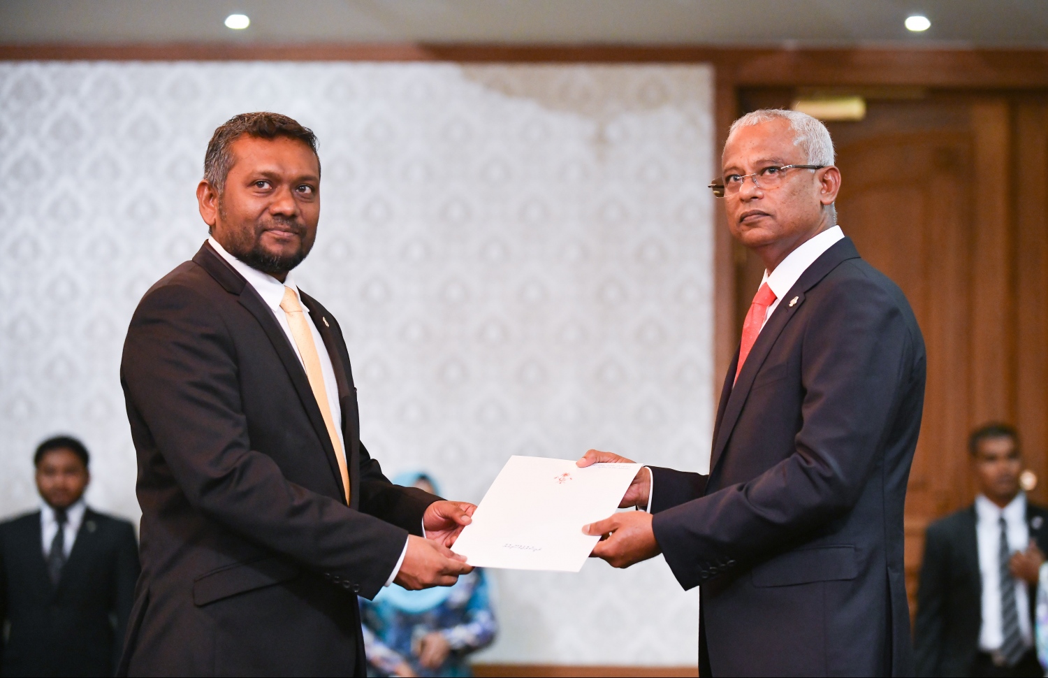 މާލެ: ނޮވެމްބަރު 17، 2018: އާ ސަރުކާރުގެ ކެބިނެޓް މިނިސްޓަރުން ހުވާކުރެއްވުމާއި، މިނިސްޓަރުންނަށް ރައީސް އިބްރާހިމް މުހައްމަދު ސޯލިހު މަގާމުގެ ލިޔުން ހަވާލުކުރެއްވުމުގެ ގޮތުން ރައީސް އޮފީހުގައި ބޭއްވި ރަސްމިއްޔާތުގައި، އިކޮނޮމިކް އެންޑް ދިވެލޮޕްމަންޓް މިނިސްޓަރުކަމުގެ މަގާމުގެ ހުވާކުރެއްވި ފައްޔާޒް އިސްމާއިލަށް ރައީސް ލިޔުން ހަވާލުކުރައްވަނީ.--- ފޮޓޯ: ހުސައިން ވަހީދު/މިހާރު