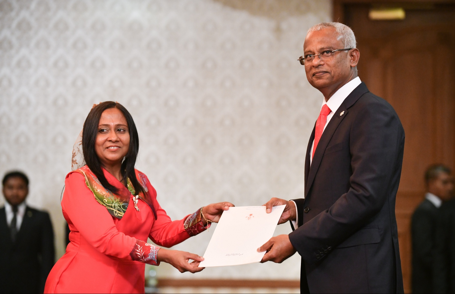 މާލެ: ނޮވެމްބަރު 17، 2018: އާ ސަރުކާރުގެ ކެބިނެޓް މިނިސްޓަރުން ހުވާކުރެއްވުމާއި، މިނިސްޓަރުންނަށް ރައީސް އިބްރާހިމް މުހައްމަދު ސޯލިހު މަގާމުގެ ލިޔުން ހަވާލުކުރެއްވުމުގެ ގޮތުން ރައީސް އޮފީހުގައި ބޭއްވި ރަސްމިއްޔާތުގައި، ފިޝަރީޒް، އެގްރިކަލްޝާ އަދި މެރިން ރިސޯސަސް މިނިސްޓަރުކަމުގެ މަގާމުގެ ހުވާކުރެއްވި ޒަހާ ވަހީދަށް ރައީސް ލިޔުން ހަވާލުކުރައްވަނީ.--- ފޮޓޯ: ހުސައިން ވަހީދު/މިހާރު