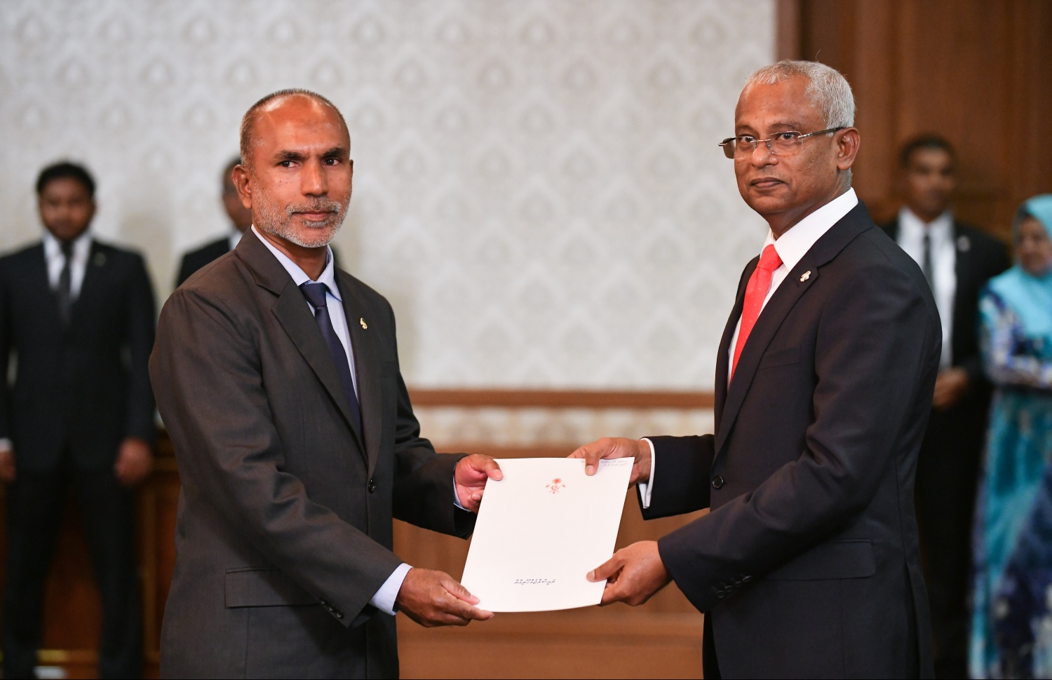 މާލެ: ނޮވެމްބަރު 17، 2018: އާ ސަރުކާރުގެ ކެބިނެޓް މިނިސްޓަރުން ހުވާކުރެއްވުމާއި، މިނިސްޓަރުންނަށް ރައީސް އިބްރާހިމް މުހައްމަދު ސޯލިހު މަގާމުގެ ލިޔުން ހަވާލުކުރެއްވުމުގެ ގޮތުން ރައީސް އޮފީހުގައި ބޭއްވި ރަސްމިއްޔާތުގައި، އިސްލާމިކް މިނިސްޓަރުކަމުގެ މަގާމުގެ ހުވާކުރެއްވި ޑރ. އަހުމަދު ޒާހިރު ރައީސް ލިޔުން ހަވާލުކުރައްވަނީ.--- ފޮޓޯ: ހުސައިން ވަހީދު/މިހާރު