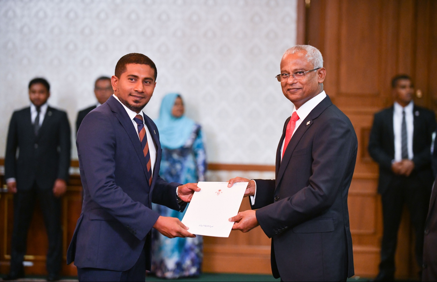 މާލެ: ނޮވެމްބަރު 17، 2018: އާ ސަރުކާރުގެ ކެބިނެޓް މިނިސްޓަރުން ހުވާކުރެއްވުމާއި، މިނިސްޓަރުންނަށް ރައީސް އިބްރާހިމް މުހައްމަދު ސޯލިހު މަގާމުގެ ލިޔުން ހަވާލުކުރެއްވުމުގެ ގޮތުން ރައީސް އޮފީހުގައި ބޭއްވި ރަސްމިއްޔާތުގައި، ޔޫތު، ސްޕޯޓްސް އެންޑް ކޮމިއުނިޓީ އެމްޕަވަމެންޓް މިނިސްޓަރުކަމުގެ މަގާމުގެ ހުވާކުރެއްވި އަހްމަދު މަހުލޫފަށް ރައީސް ލިޔުން ހަވާލުކުރައްވަނީ.--- ފޮޓޯ: ހުސައިން ވަހީދު/މިހާރު