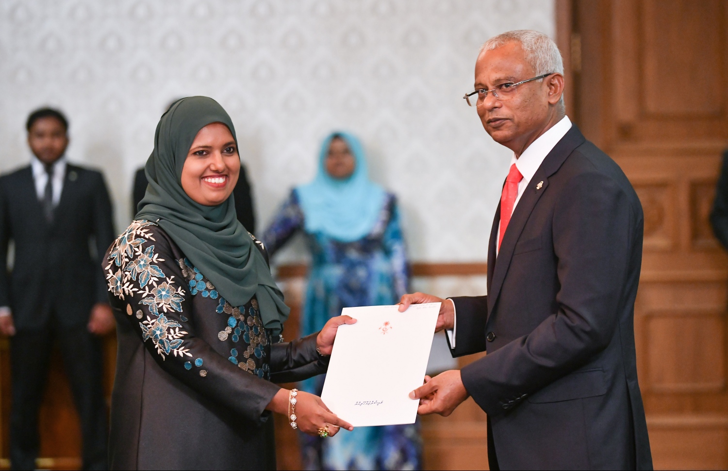 މާލެ: ނޮވެމްބަރު 17، 2018: އާ ސަރުކާރުގެ ކެބިނެޓް މިނިސްޓަރުން ހުވާކުރެއްވުމާއި، މިނިސްޓަރުންނަށް ރައީސް އިބްރާހިމް މުހައްމަދު ސޯލިހު މަގާމުގެ ލިޔުން ހަވާލުކުރެއްވުމުގެ ގޮތުން ރައީސް އޮފީހުގައި ބޭއްވި ރަސްމިއްޔާތުގައި، ޖެންޑާ، ފެމިލީ އެންޑް ސޯޝަލް ސާވިސް މިނިސްޓަރުކަމުގެ މަގާމުގެ ހުވާކުރެއްވި ޝިދާތާ ޝަރީފަށް ރައީސް ލިޔުން ހަވާލުކުރައްވަނީ.--- ފޮޓޯ: ހުސައިން ވަހީދު/މިހާރު