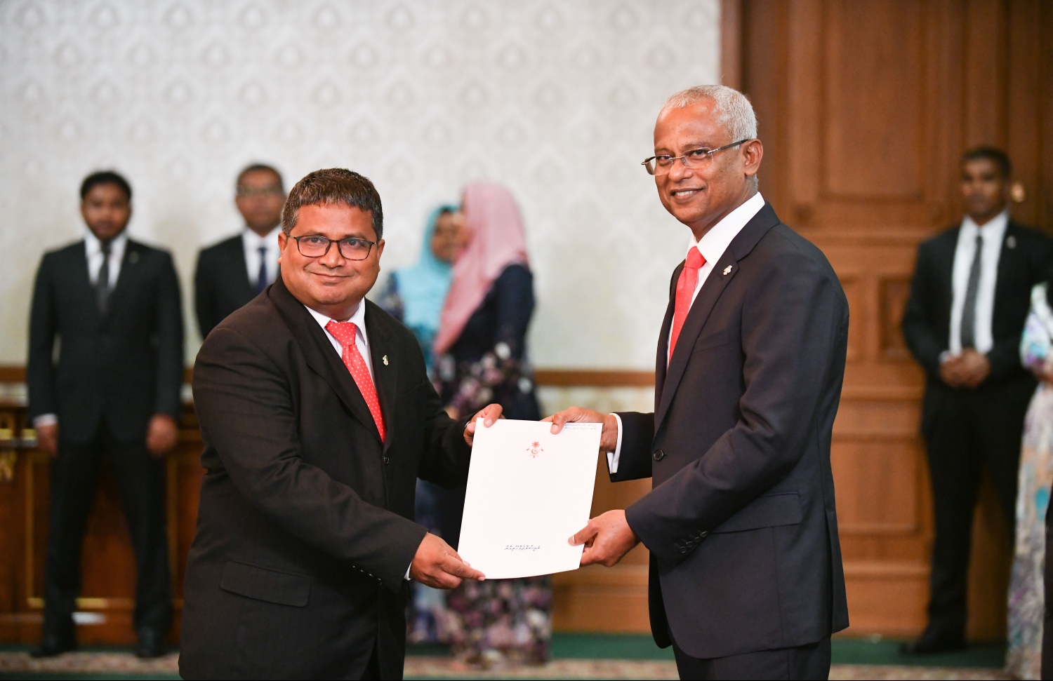 މިހާރުގެ ފިޝަރީޒް މިނިސްޓަރު ޑރ. ހުސެއިން އަށް ވަޒީރު ކަމުގެ ލިޔުންކޮޅު އަރުވަނީ -- ފައިލް ފޮޓޯ