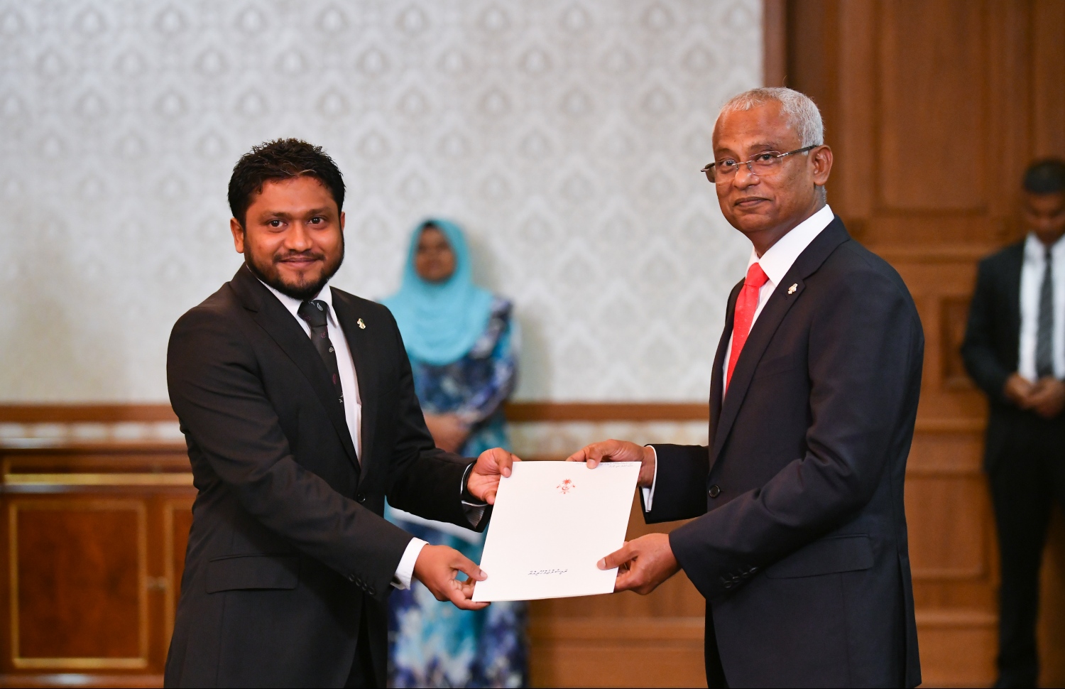 މާލެ: ނޮވެމްބަރު 17، 2018: އާ ސަރުކާރުގެ ކެބިނެޓް މިނިސްޓަރުން ހުވާކުރެއްވުމާއި، މިނިސްޓަރުންނަށް ރައީސް އިބްރާހިމް މުހައްމަދު ސޯލިހު މަގާމުގެ ލިޔުން ހަވާލުކުރެއްވުމުގެ ގޮތުން ރައީސް އޮފީހުގައި ބޭއްވި ރަސްމިއްޔާތުގައި، ރައީސް އޮފީހުގެ ޗީފް އޮފް ސްޓާފްގެ މަގާމުގެ ހުވާކުރެއްވި އަލީ ޒާހިރަށް ރައީސް ލިޔުން ހަވާލުކުރައްވަނީ.--- ފޮޓޯ: ހުސައިން ވަހީދު/މިހާރު