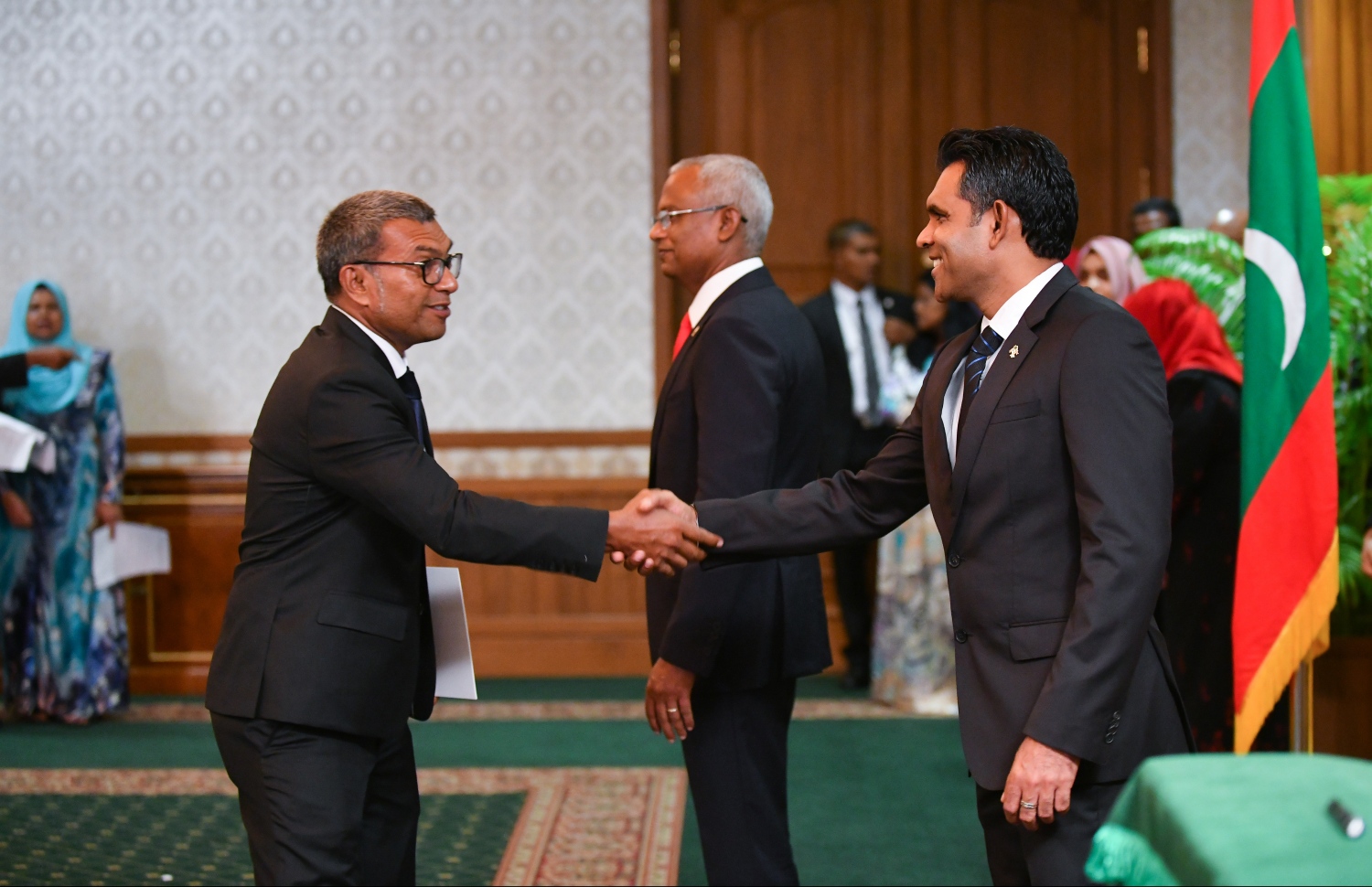 މާލެ: ނޮވެމްބަރު 17، 2018: އާ ސަރުކާރުގެ ކެބިނެޓް މިނިސްޓަރުން ހުވާކުރެއްވުމާއި، މިނިސްޓަރުންނަށް ރައީސް އިބްރާހިމް މުހައްމަދު ސޯލިހު މަގާމުގެ ލިޔުން ހަވާލުކުރެއްވުމުގެ ގޮތުން ރައީސް އޮފީހުގައި ބޭއްވި ރަސްމިއްޔާތުގައި، ރައީސް އޮފީހުގެ މިނިސްޓަރުކަމުގެ މަގާމުގެ ހުވާކުރެއްވި އަލީ ޝިޔާމް، ނައިބުރައީސް ފައިސަލް ނަސީމާ ސަލާމްކުރައްވަނީ .--- ފޮޓޯ: ހުސައިން ވަހީދު/މިހާރު