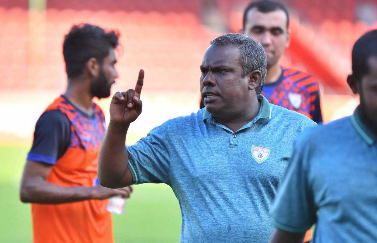 މޯހަން އީގަލްސްގައި މަސައްކަތް ކުރިއިރު ކުޅުންތެރިންނާ އެކު. -- ފޮޓޯ: މިހާރު