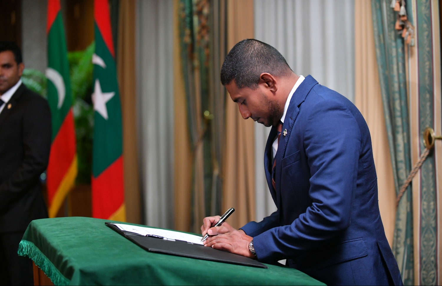 ކުޅިވަރާ ބެހޭ މިނިސްޓަރު އަހުމަދު މަހުލޫފު. --ފޮޓޯ: ރައީސް އޮފީސް