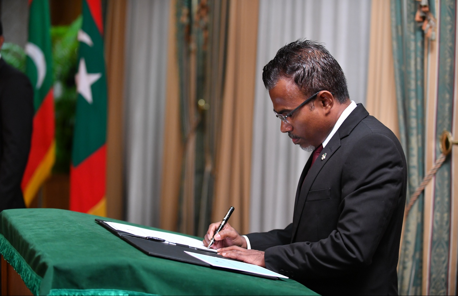 އެޓާނީ ޖެނެރަލް ރިފްއަތު: ދީބާޖާ އަށް ދައުލަތުން 348 މިލިއަން ރުފިޔާ ދޭން ޖެހޭ ކަމަކަށް ގަބޫލެއް ނުކުރައްވާ. --ފޮޓޯ/މިހާރު