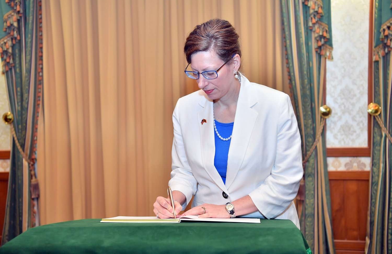 އެމެރިކާ އާ ސަފީރު، އިއްޒަތްތެރިން ސޮއިކުރައްވައި ފޮތުގައި މިއަދު ސޮއި ކުރައްވަނީ. --- ފޮޓޯ: ރައީސް އޮފީސް