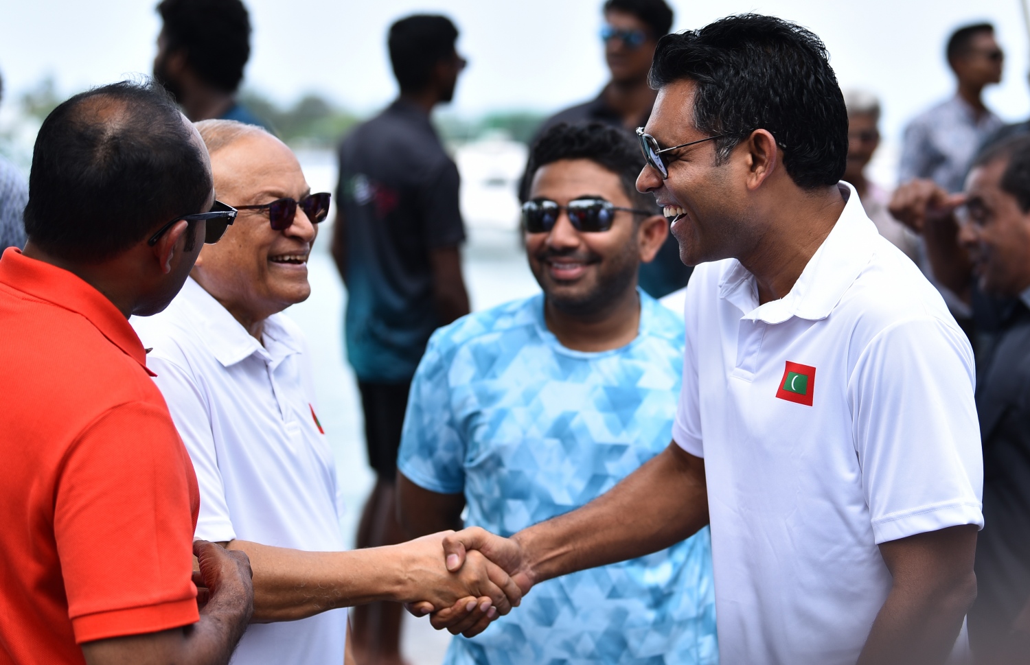 މާލެ: ނޮވެމްބަރު 18، 2018- އާ ރައީސް އިބްރާހިމް މުހައްމަދު ސޯލިހް މަގާމުގެ ހުވާކުރެއްވުމުގެ އުފަލުގައި "ދުޅަހެޔޮ ހަށިހެޔޮ އީދު"ގެ ނަމުގައި ދެ ދުވަހުގެ މުއްދަތަށް ބާއްވާ ކުޅިވަރު ފެސްޓިވަލްގައި ނައިބު ރައީސް ފައިސަލް އާއި ކުރީގެ ރައީސް މައުމޫން ސަލާމް ކުރައްވައި މަޖާކުރައްވަނީ.---ފޮޓޯ: އަހުމަދު ނިޝާތު/މިހާރު