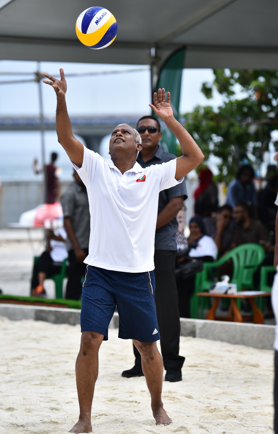 މާލެ: ނޮވެމްބަރު 18، 2018- އާ ރައީސް އިބްރާހިމް މުހައްމަދު ސޯލިހް މަގާމުގެ ހުވާކުރެއްވުމުގެ އުފަލުގައި "ދުޅަހެޔޮ ހަށިހެޔޮ އީދު"ގެ ނަމުގައި ދެ ދުވަހުގެ މުއްދަތަށް ބާއްވާ ކުޅިވަރު ފެސްޓިވަލްގައި މިއަދު އޮތް ވޮލީ މެޗުގައި އެމަނިކުފާނު ކުޅުއްވަނީ.---ފޮޓޯ: އަހުމަދު ނިޝާތު/މިހާރު