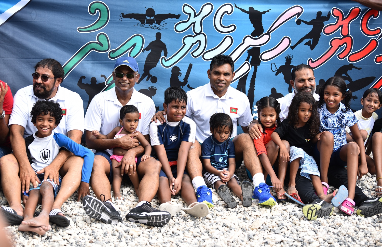 މާލެ: ނޮވެމްބަރު 18، 2018- އާ ރައީސް އިބްރާހިމް މުހައްމަދު ސޯލިހް މަގާމުގެ ހުވާކުރެއްވުމުގެ އުފަލުގައި "ދުޅަހެޔޮ ހަށިހެޔޮ އީދު"ގެ ނަމުގައި ދެ ދުވަހުގެ މުއްދަތަށް ބާއްވާ ކުޅިވަރު ފެސްޓިވަލްގައި ބައިވެރިވި ކުޑަކުދިންތަކަކާ އެކު، އެމަނިކުފާނުގެ އިތުރުން ނައިބު ރައީސް ފައިސަލް އާއި ރައްޔިތުންގެ މަޖިލިހުގެ ރައީސް ގާސިމް އަދި ހޯމް މިނިސްޓަރު އިމްރާން އަބްދުﷲ ފޮޓޯފުޅެއް ނަންގަވަނީ.---ފޮޓޯ: އަހުމަދު ނިޝާތު/މިހާރު