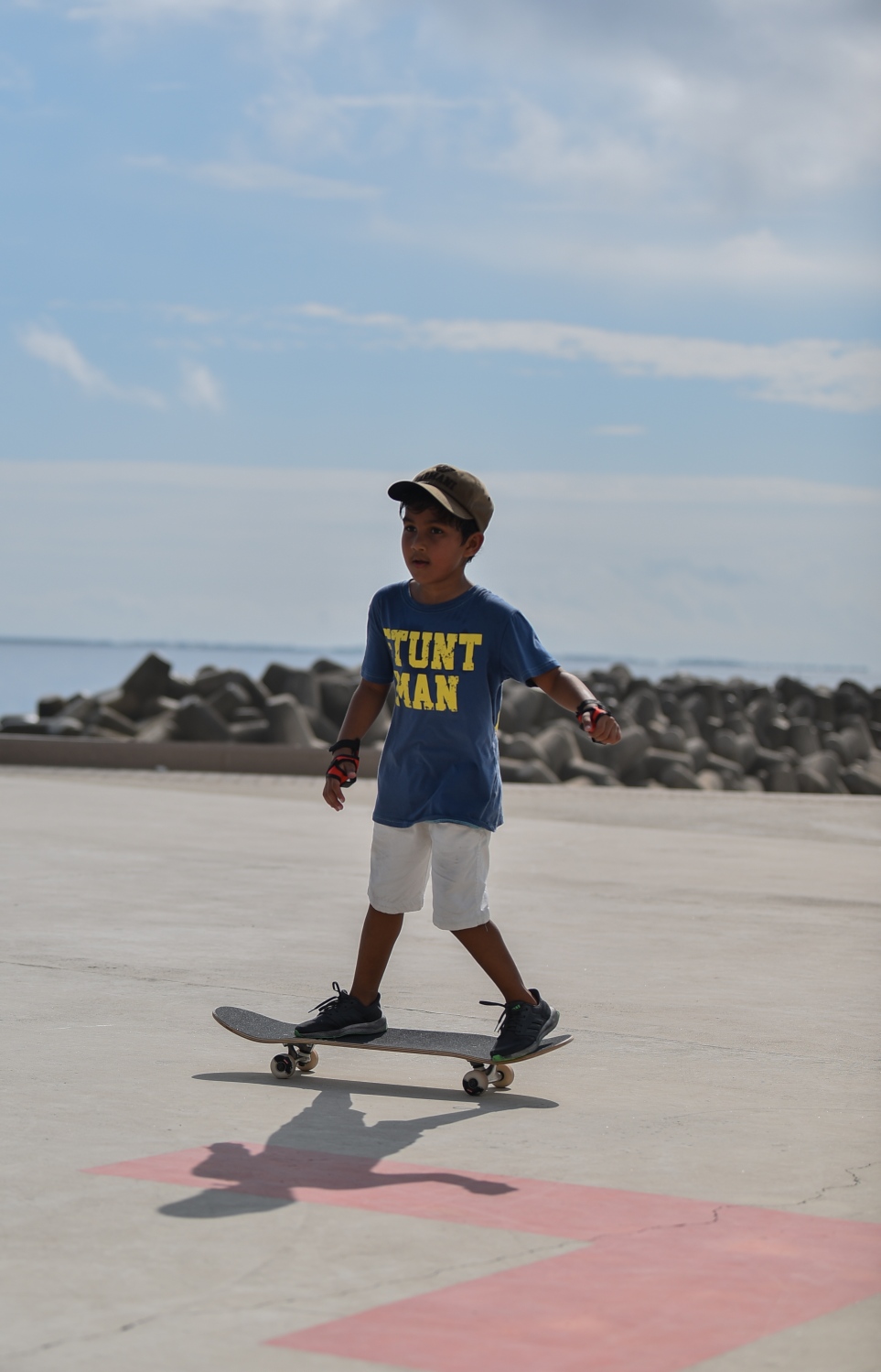 މާލެ: ނޮވެމްބަރު 18، 2018- އާ ރައީސް އިބްރާހިމް މުހައްމަދު ސޯލިހް މަގާމުގެ ހުވާކުރެއްވުމުގެ އުފަލުގައި "ދުޅަހެޔޮ ހަށިހެޔޮ އީދު"ގެ ނަމުގައި ދެ ދުވަހުގެ މުއްދަތަށް ބާއްވާ ކުޅިވަރު ފެސްޓިވަލްގައި ކުޑަކުއްޖަކު އޭނާގެ ހުނަރު ދައްކައިލަނީ.----ފޮޓޯ: އަހުމަދު ނިޝާތު