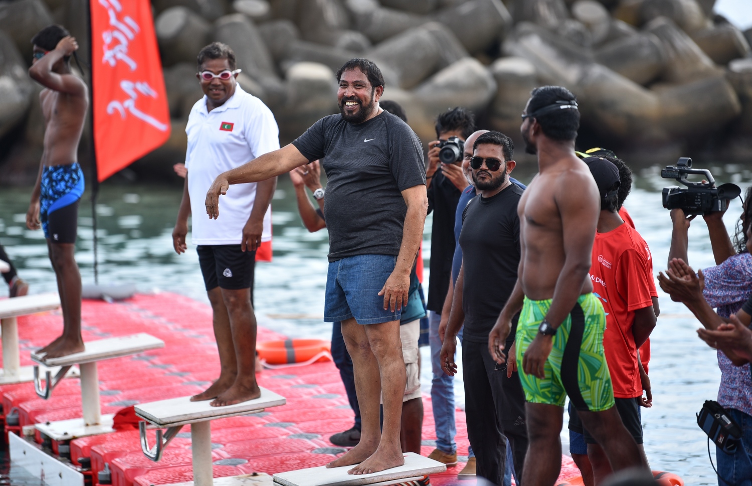 މާލެ: ނޮވެމްބަރު 18، 2018- އާ ރައީސް އިބްރާހިމް މުހައްމަދު ސޯލިހް މަގާމުގެ ހުވާކުރެއްވުމުގެ އުފަލުގައި "ދުޅަހެޔޮ ހަށިހެޔޮ އީދު"ގެ ނަމުގައި ދެ ދުވަހުގެ މުއްދަތަށް ބާއްވާ ކުޅިވަރު ފެސްޓިވަލްގައި އޮތް ފެތުމުގެ ހަރަކާތުގެ ތެރެއިން، ސްވިމިން ޓްރެކަށް ފައިބައިވަޑައިގަތުމަށްޓަކައި ރައްޔިތުންގެ މަޖިލިހުގެ ރައީސް ގާސިމް އިބްރާހީމް ތައްޔާރަށް.---ފޮޓޯ: އަހުމަދު ނިޝާތު/މިހާރު